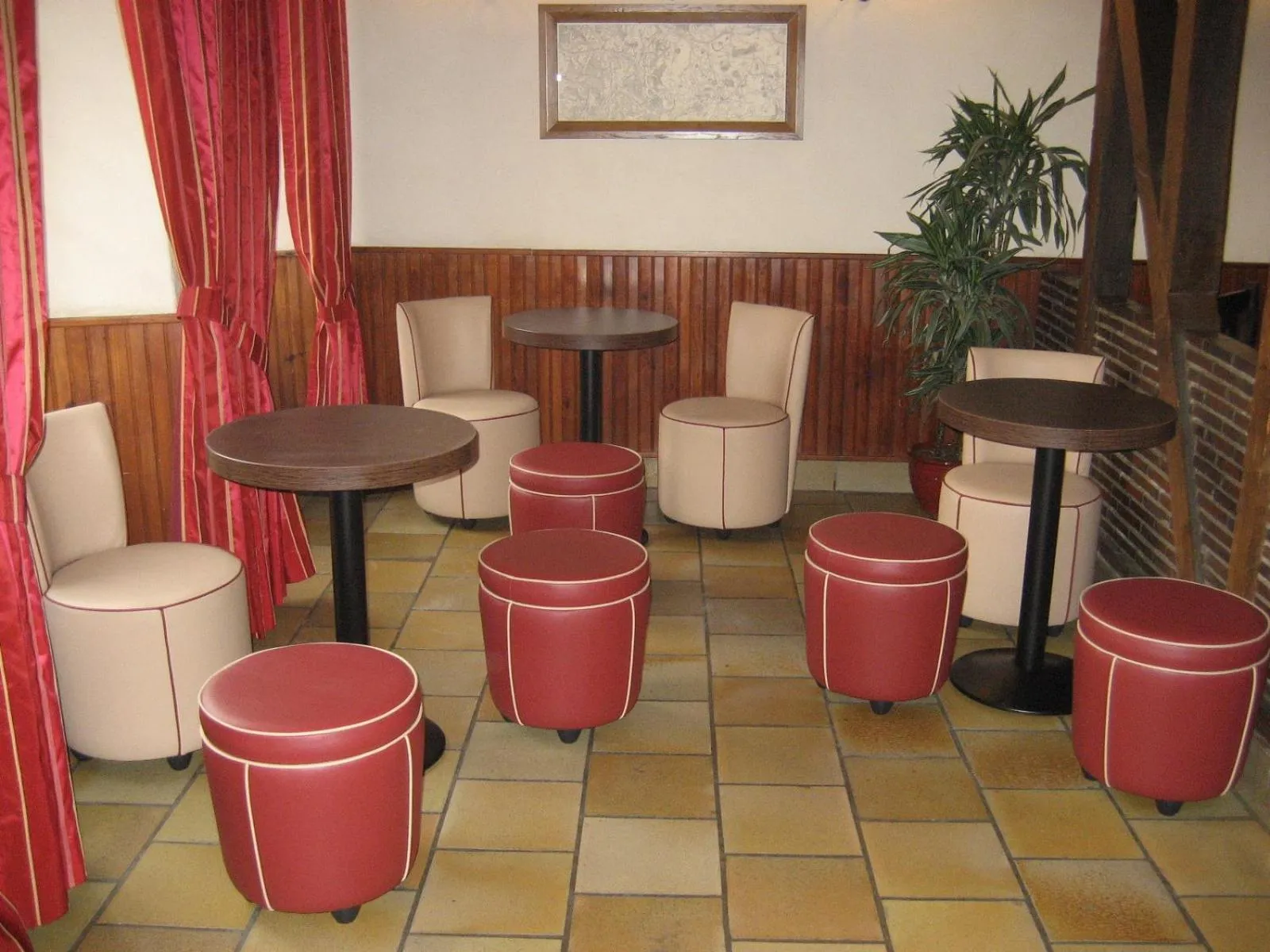 Lounge or bar in Logis Hotel Restaurant Le Cheval Blanc