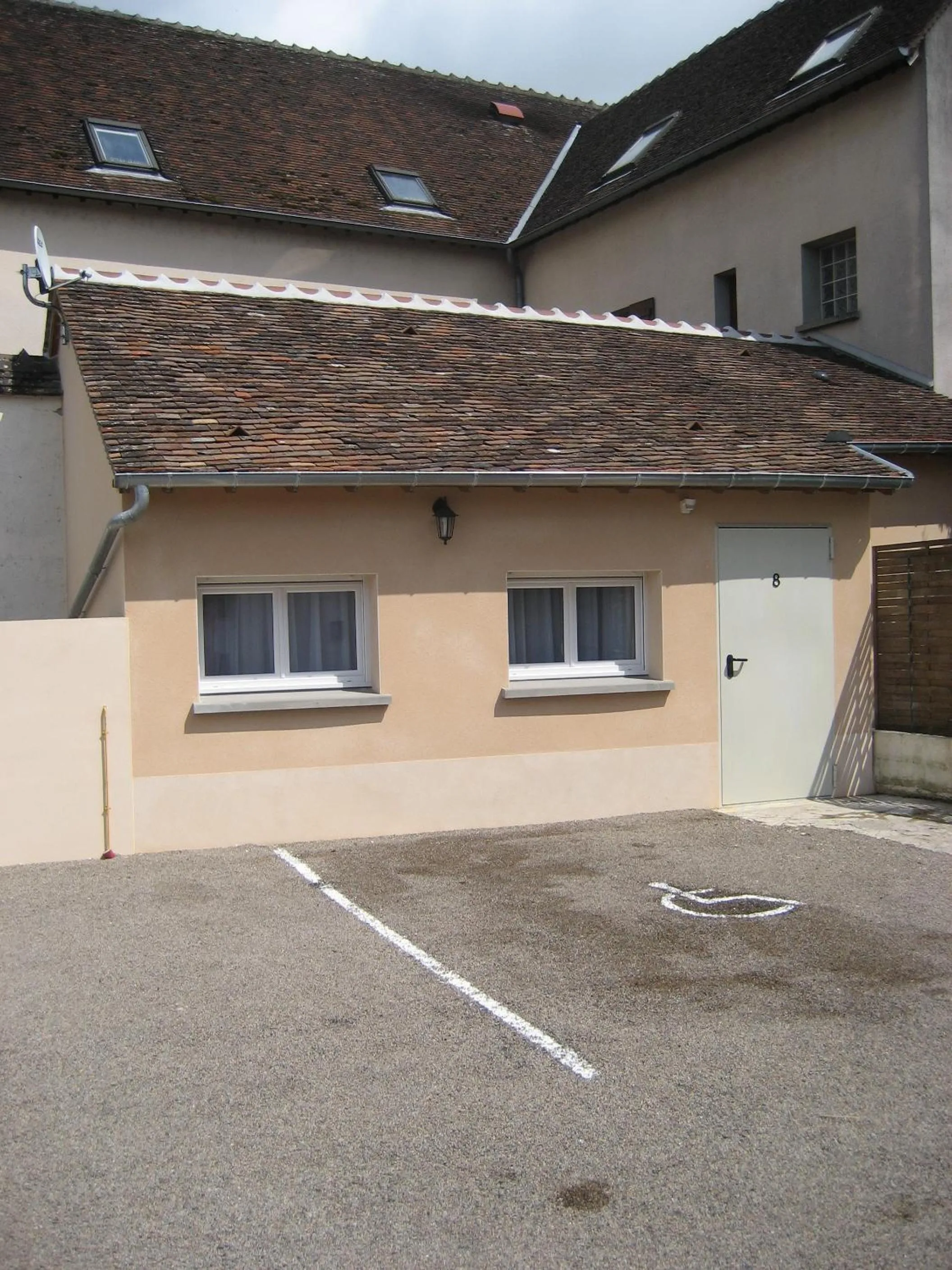 Facade/entrance in Logis Hotel Restaurant Le Cheval Blanc