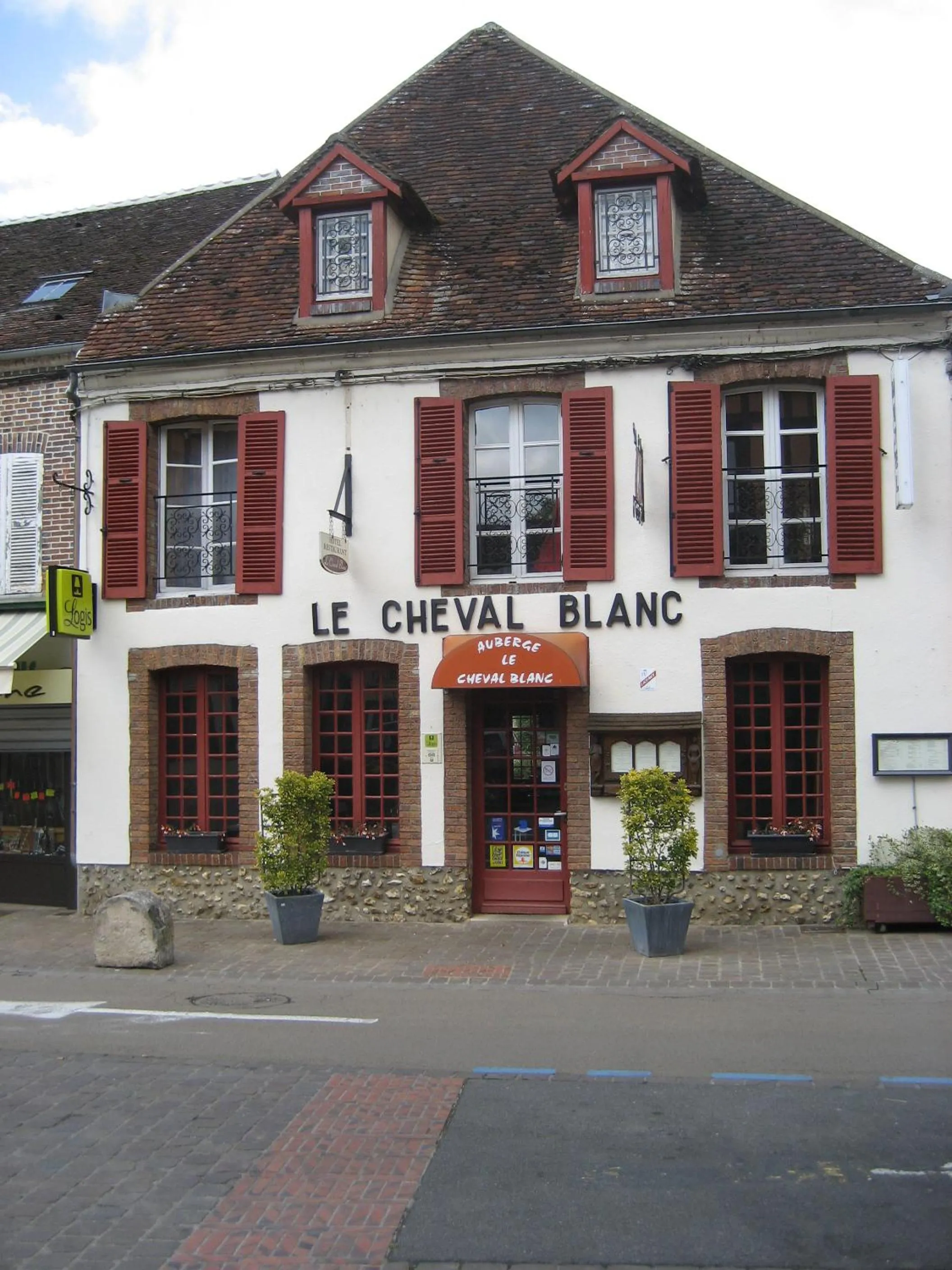 Facade/entrance in Logis Hotel Restaurant Le Cheval Blanc