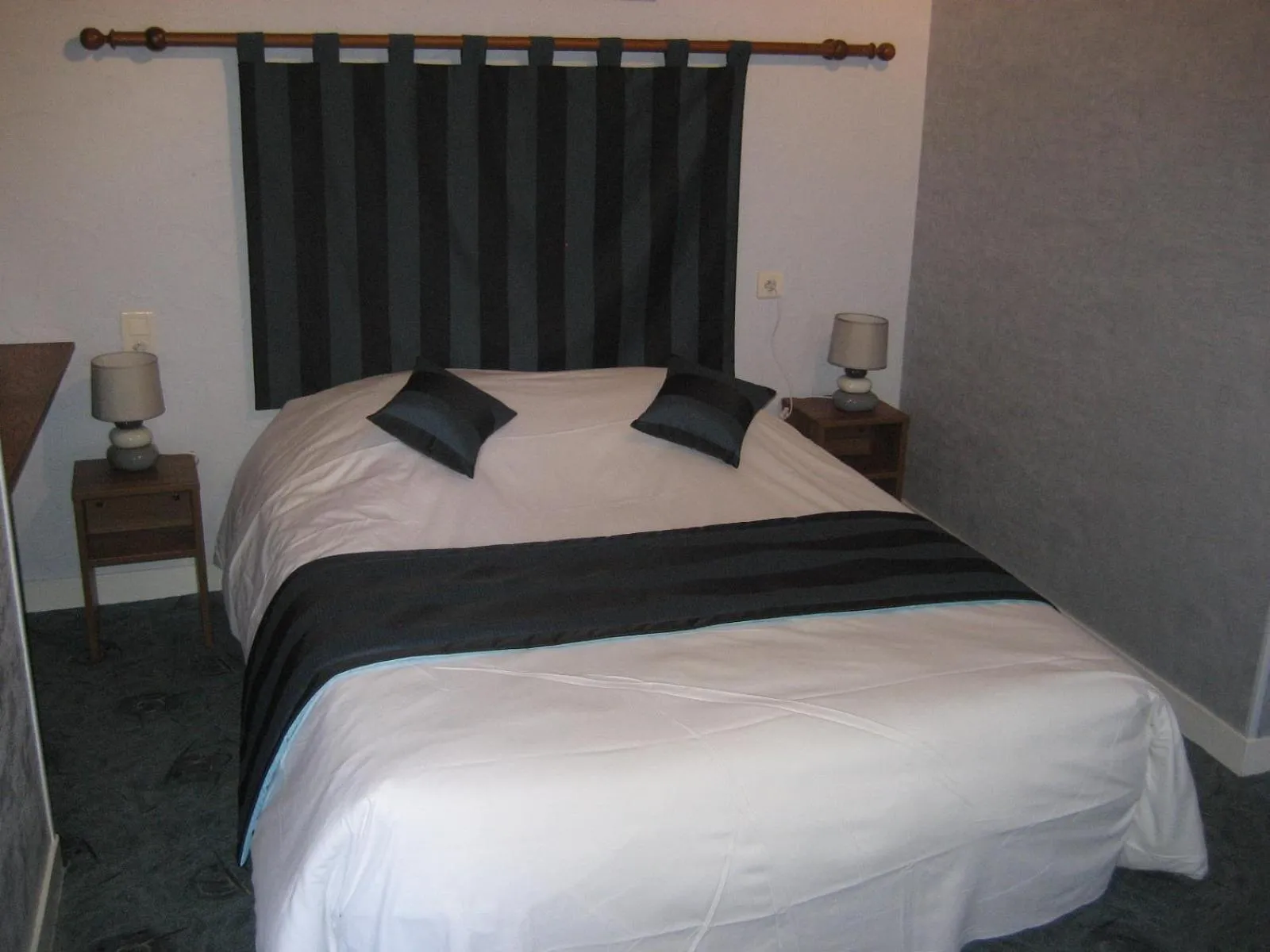Photo of the whole room, Bed in Logis Hotel Restaurant Le Cheval Blanc