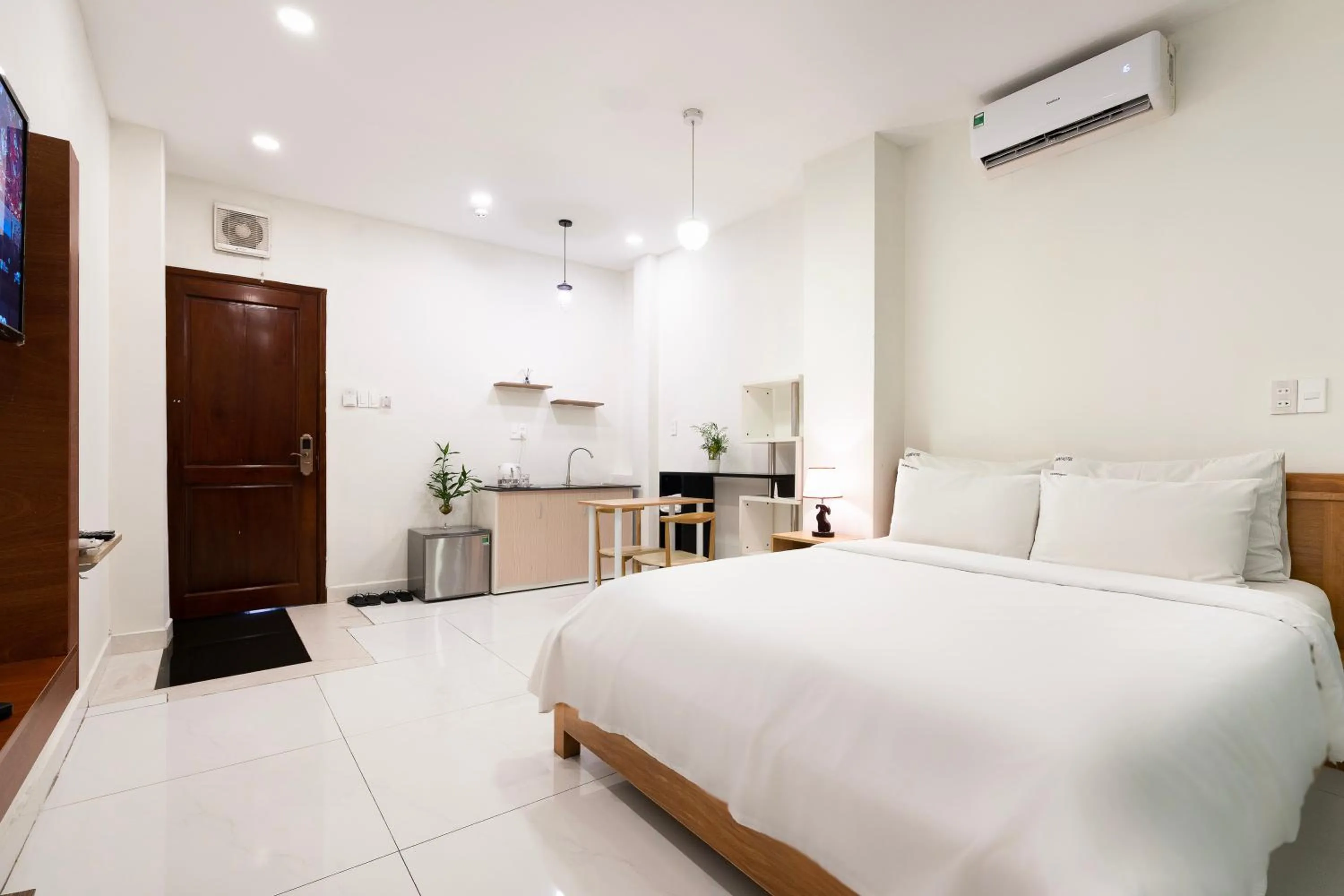 Photo of the whole room, Bed in Gemini Saigon CENTER - New & Quiet near Bui Vien Walking Street