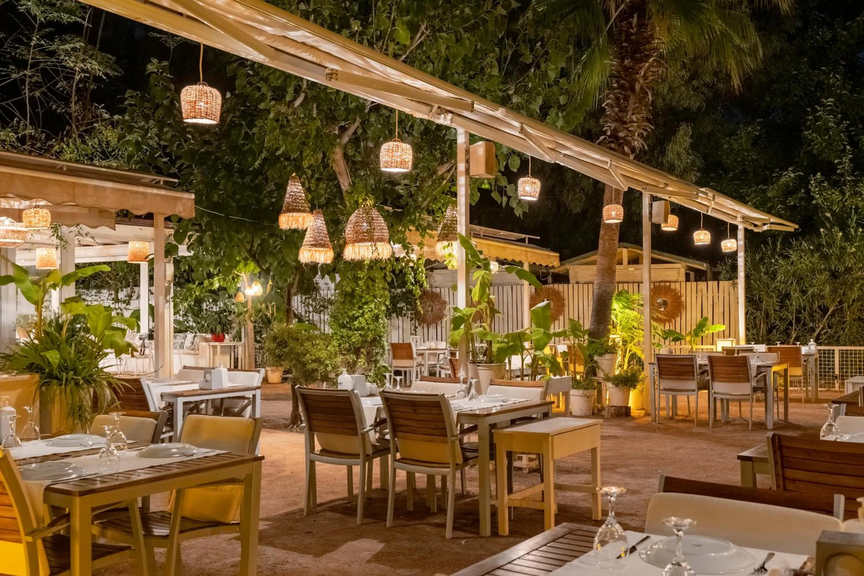Restaurant/places to eat in Villa Lukka