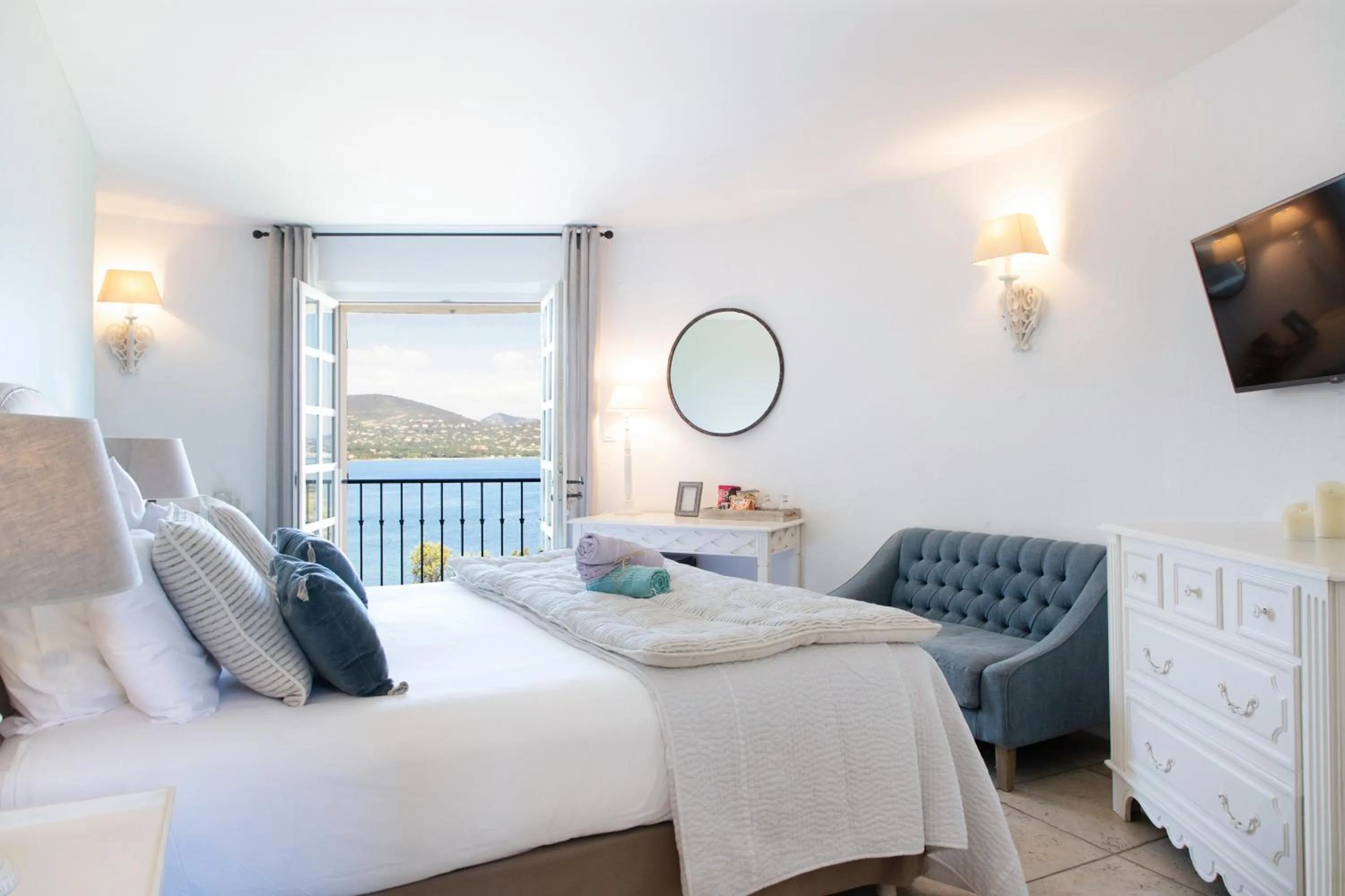 Photo of the whole room, Bed in La Bastide d'Antoine