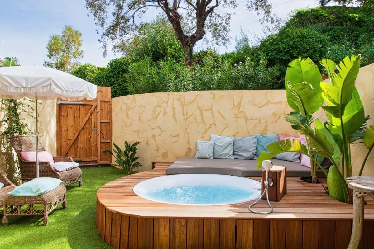 Patio in La Bastide d'Antoine