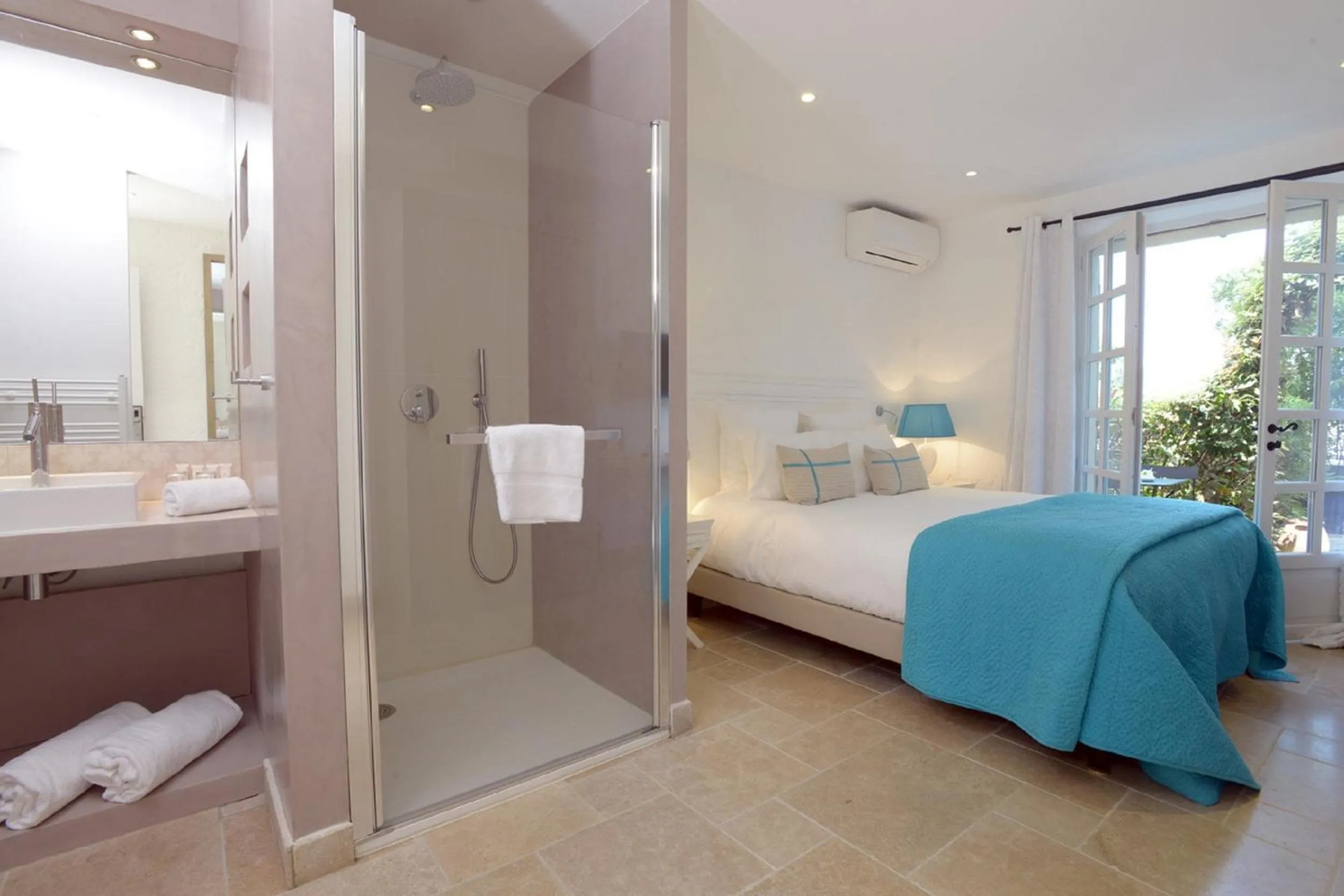 Shower, Bed in La Bastide d'Antoine