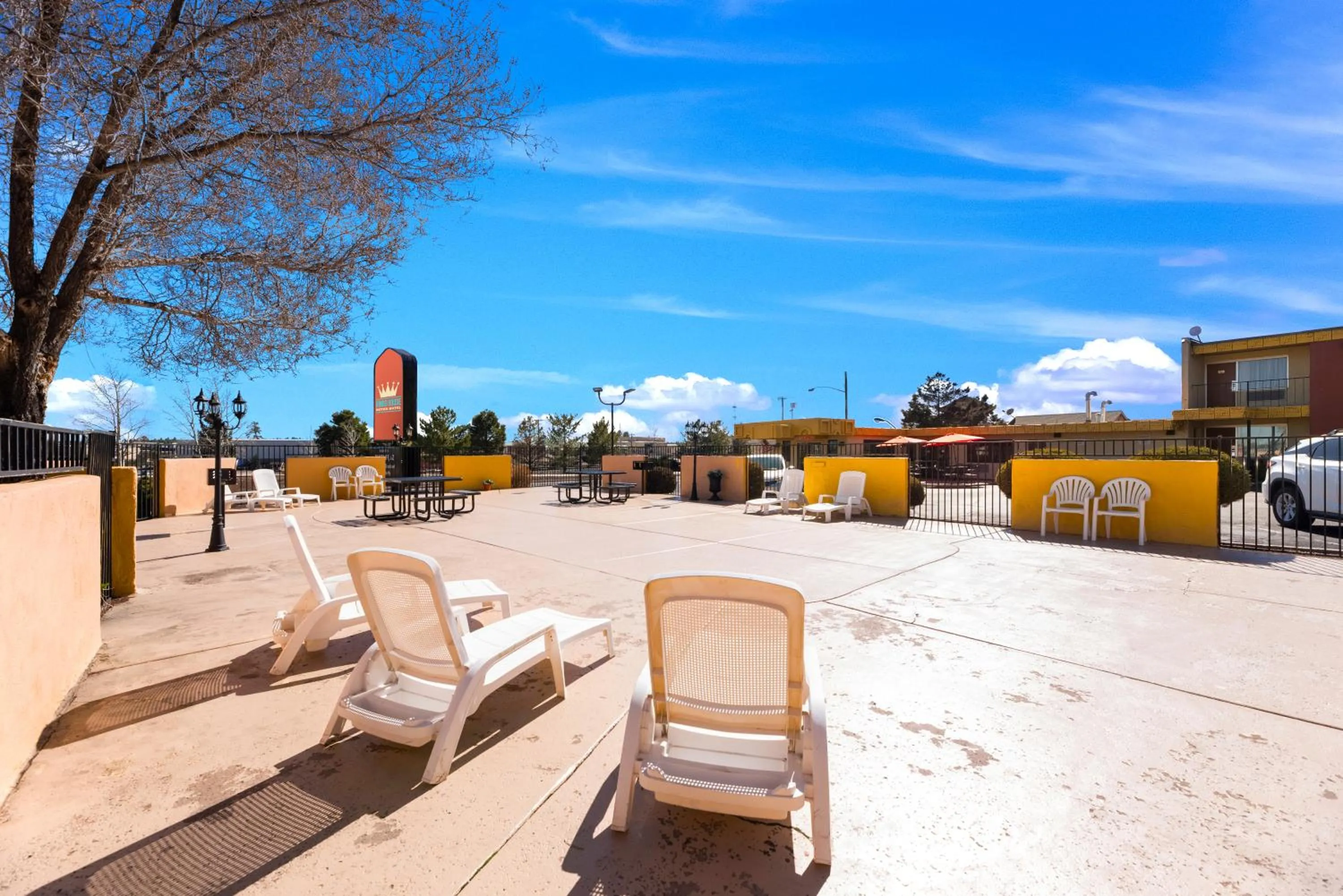 Patio in Kings House Motor Hotel