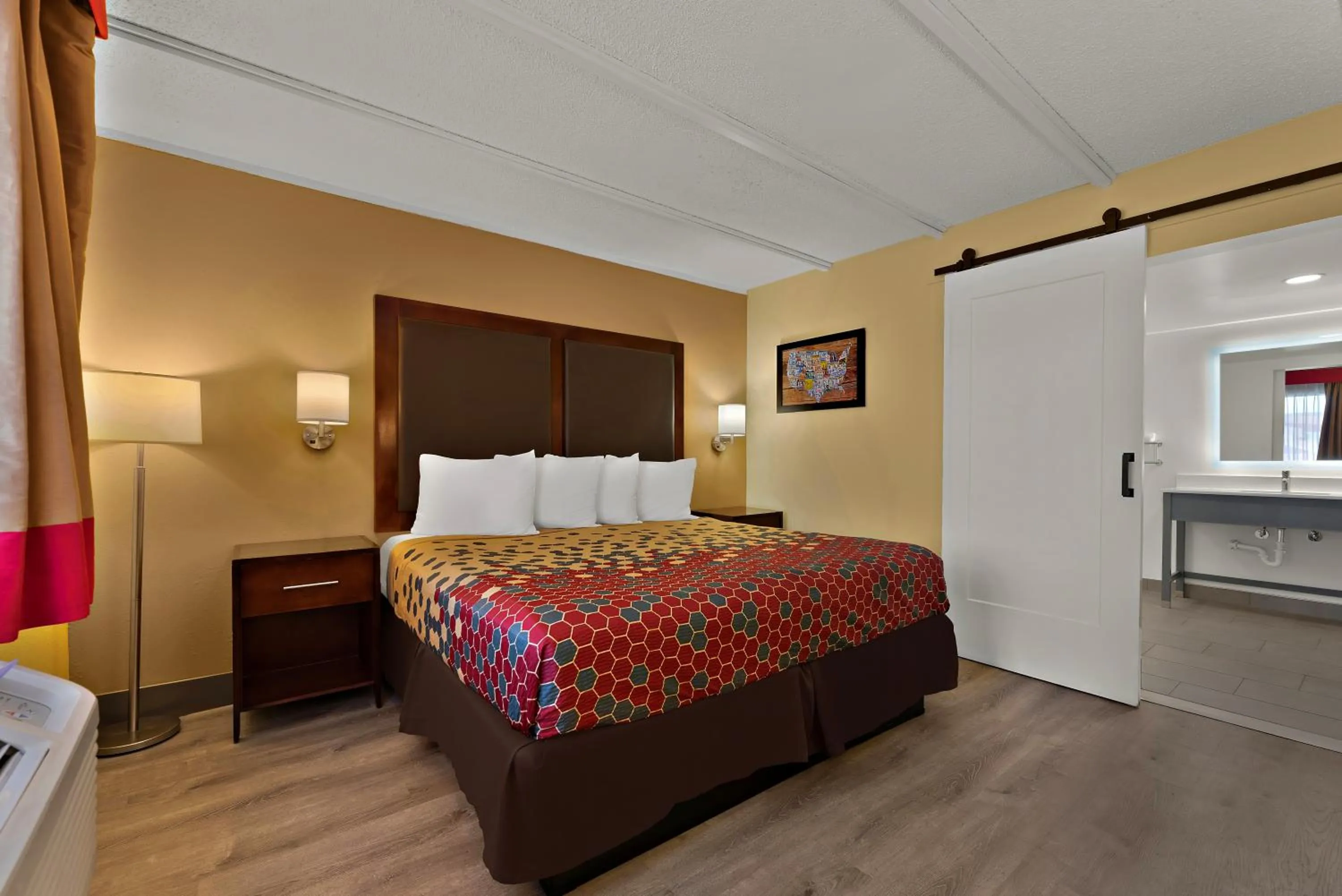 Bed in Kings House Motor Hotel