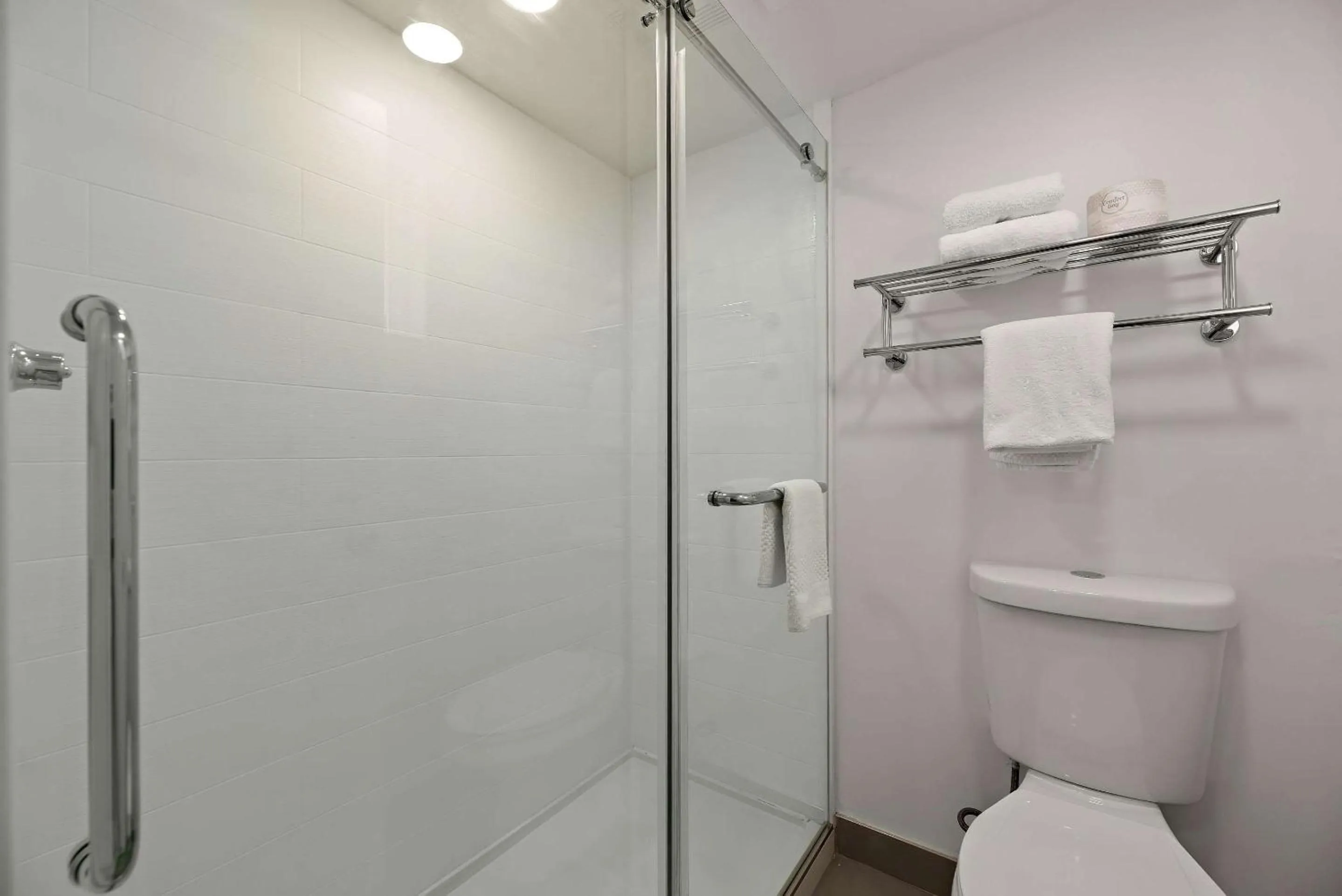 Bedroom in Kings House Motor Hotel