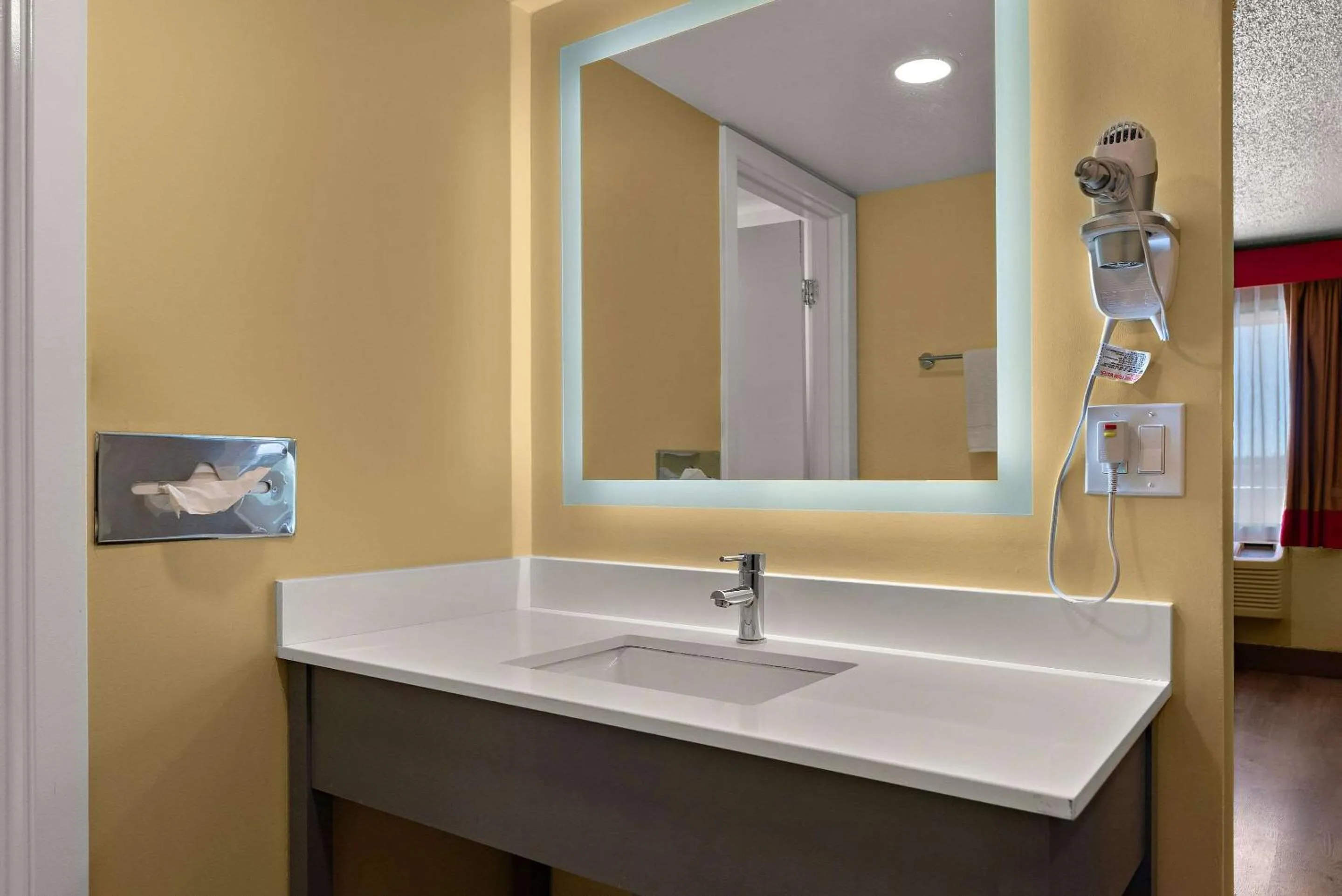 Bedroom in Kings House Motor Hotel