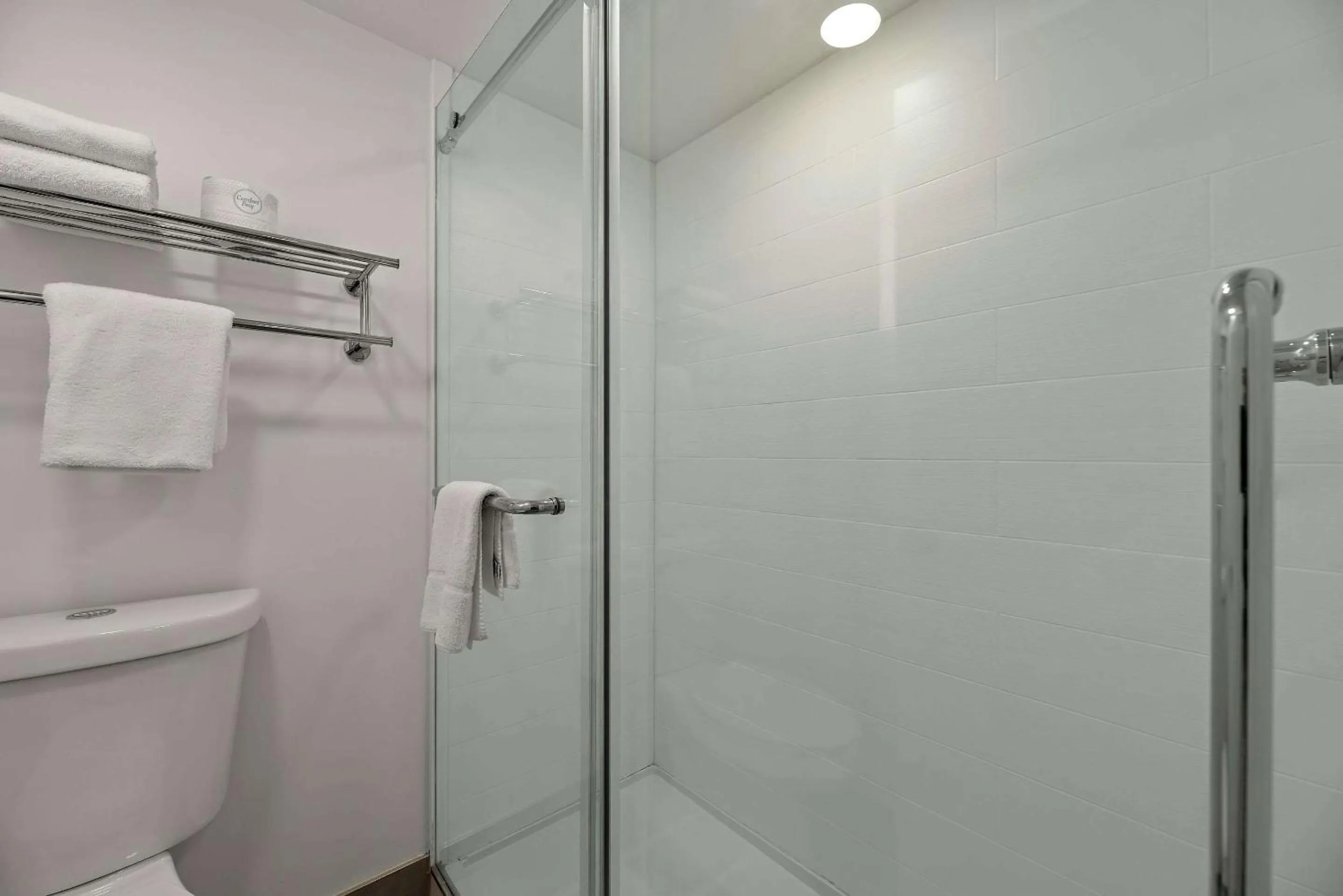 Bedroom in Kings House Motor Hotel