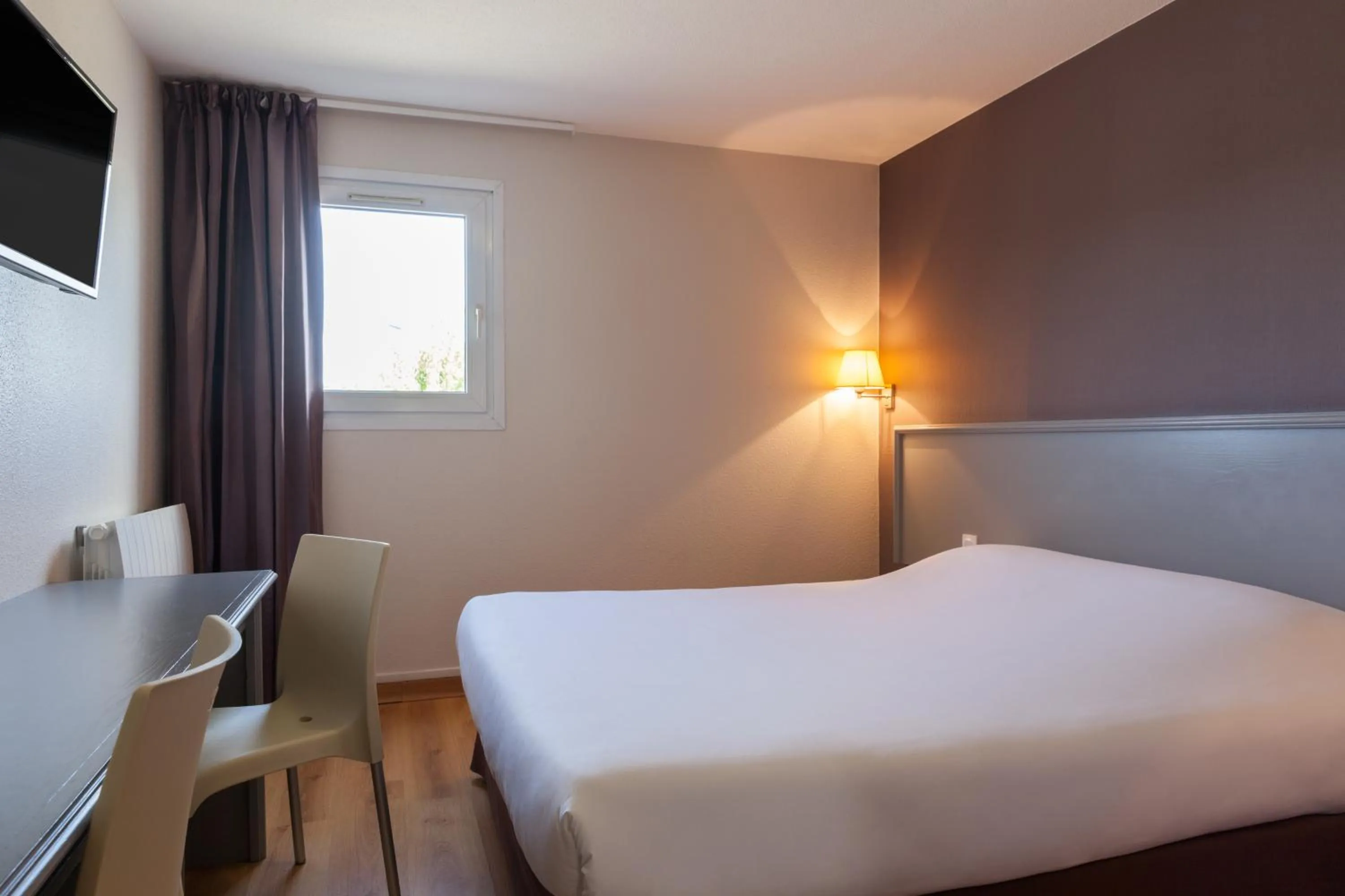 Bed in The Originals City, Hôtel Le Louisiane, Belfort Sud