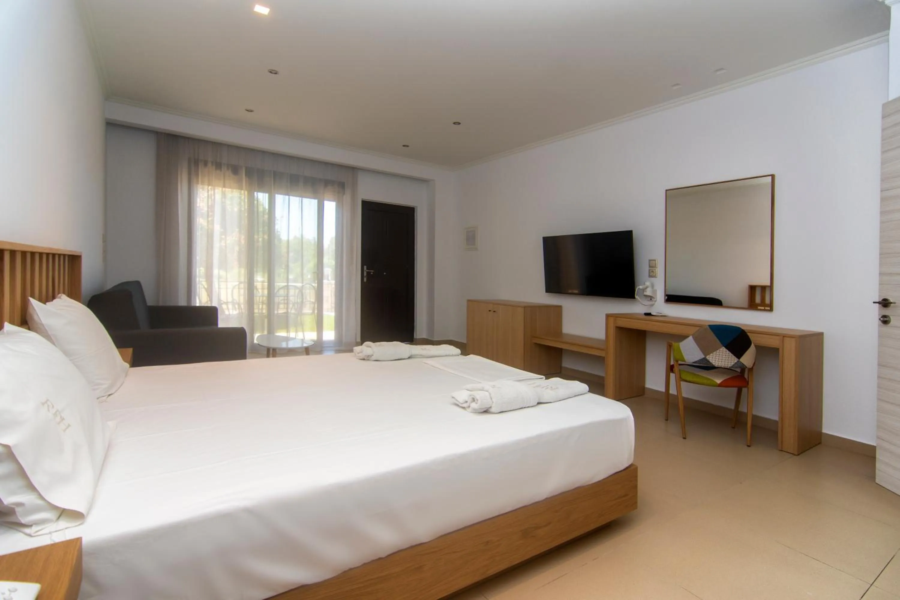 TV and multimedia, Bed in Riviera Perdika Hotel