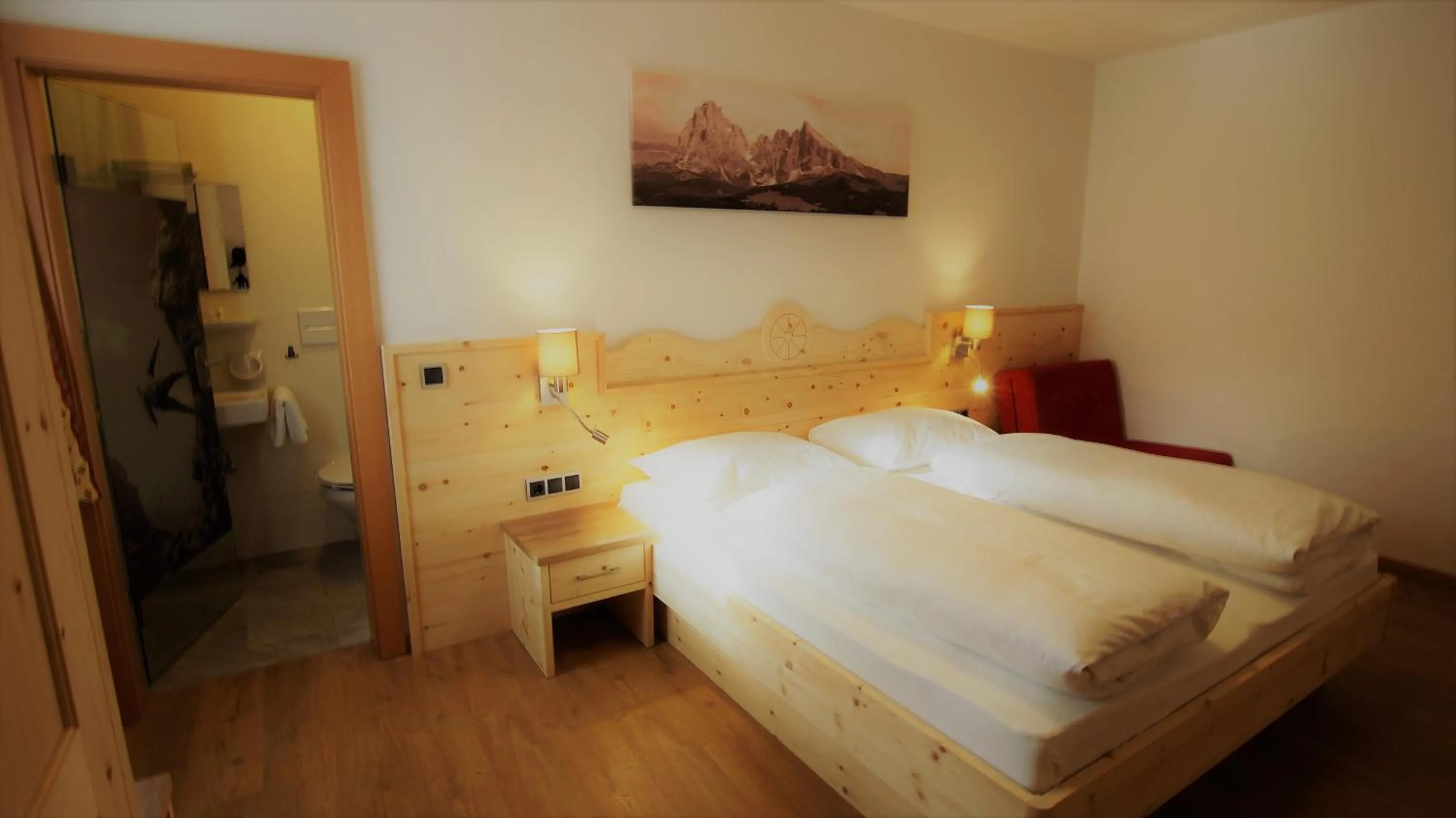 Bedroom, Bed in Hotel Andechserhof & Mountain Sky