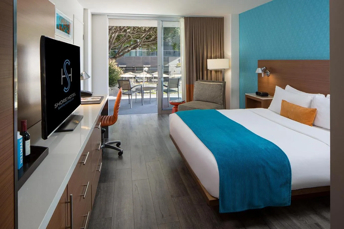 Balcony/Terrace, Bed in Shore Hotel