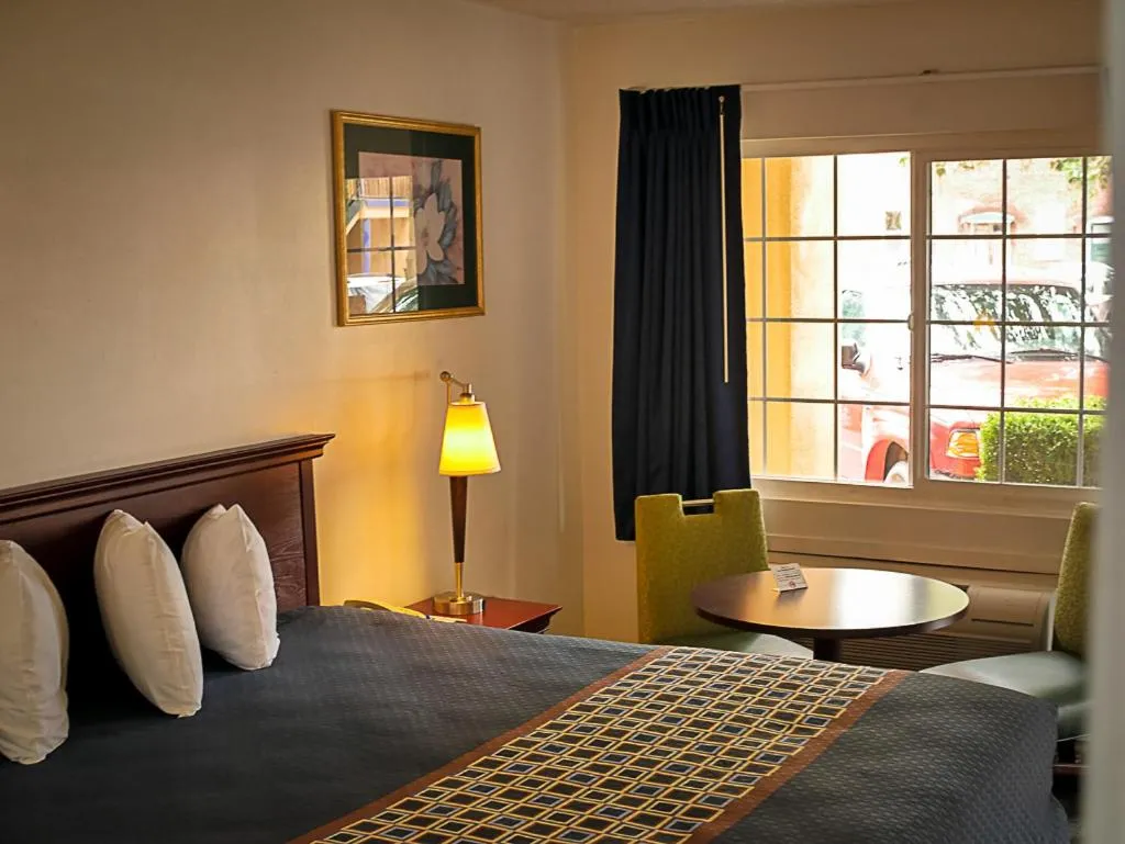 Seating area, Bed in Americas Best Value Inn - Chico