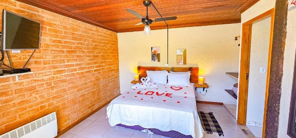 Bedroom, Bed in Cores e Flores da Serra Pousada by Concavus