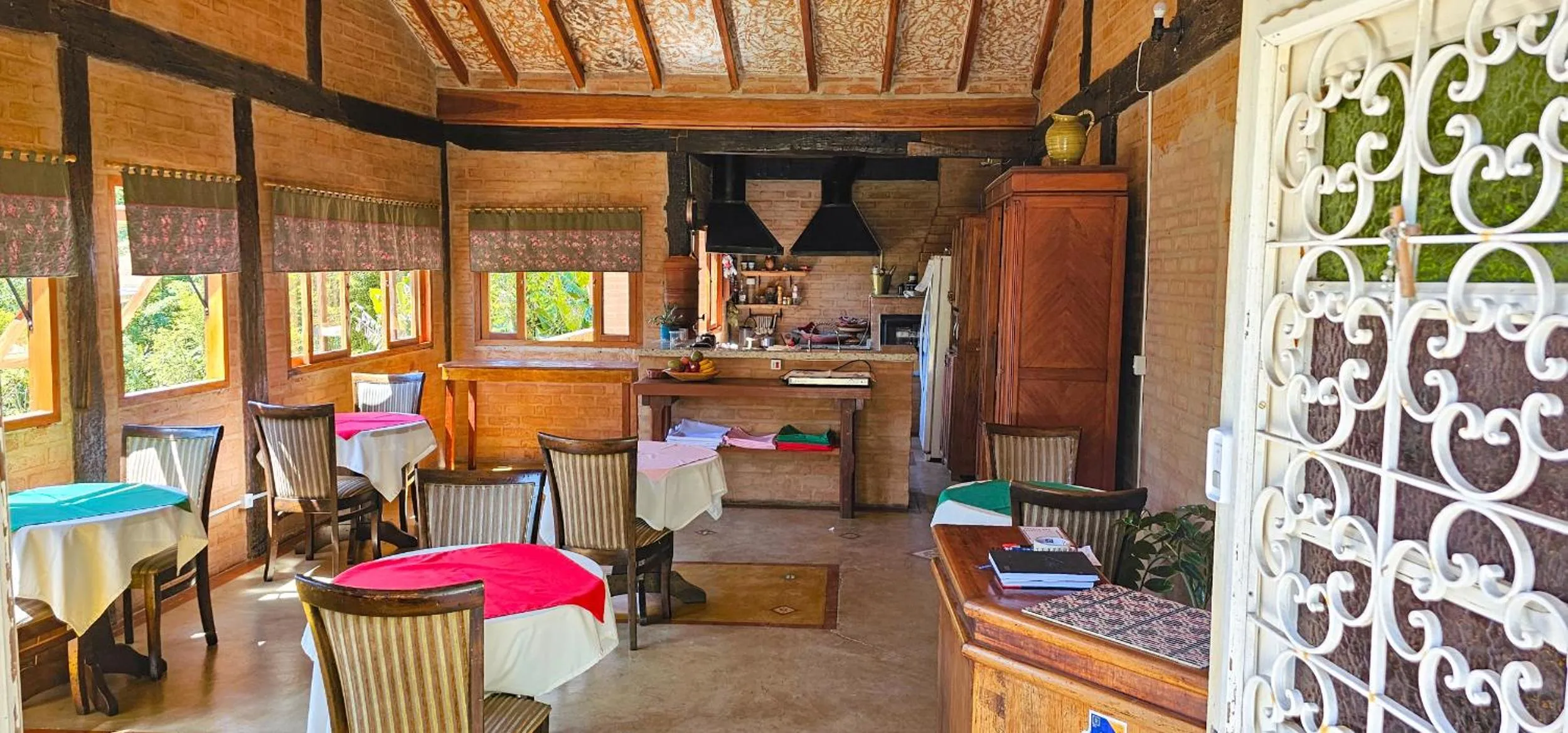 Restaurant/places to eat in Cores e Flores da Serra Pousada by Concavus