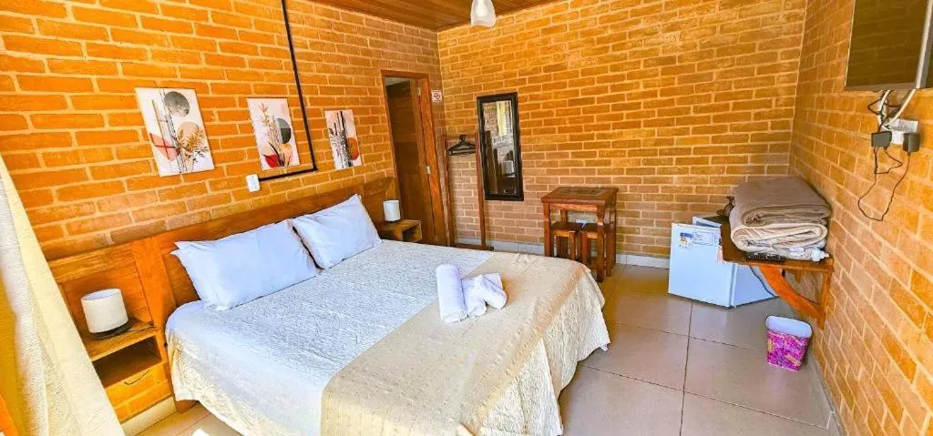 Bedroom, Bed in Cores e Flores da Serra Pousada by Concavus