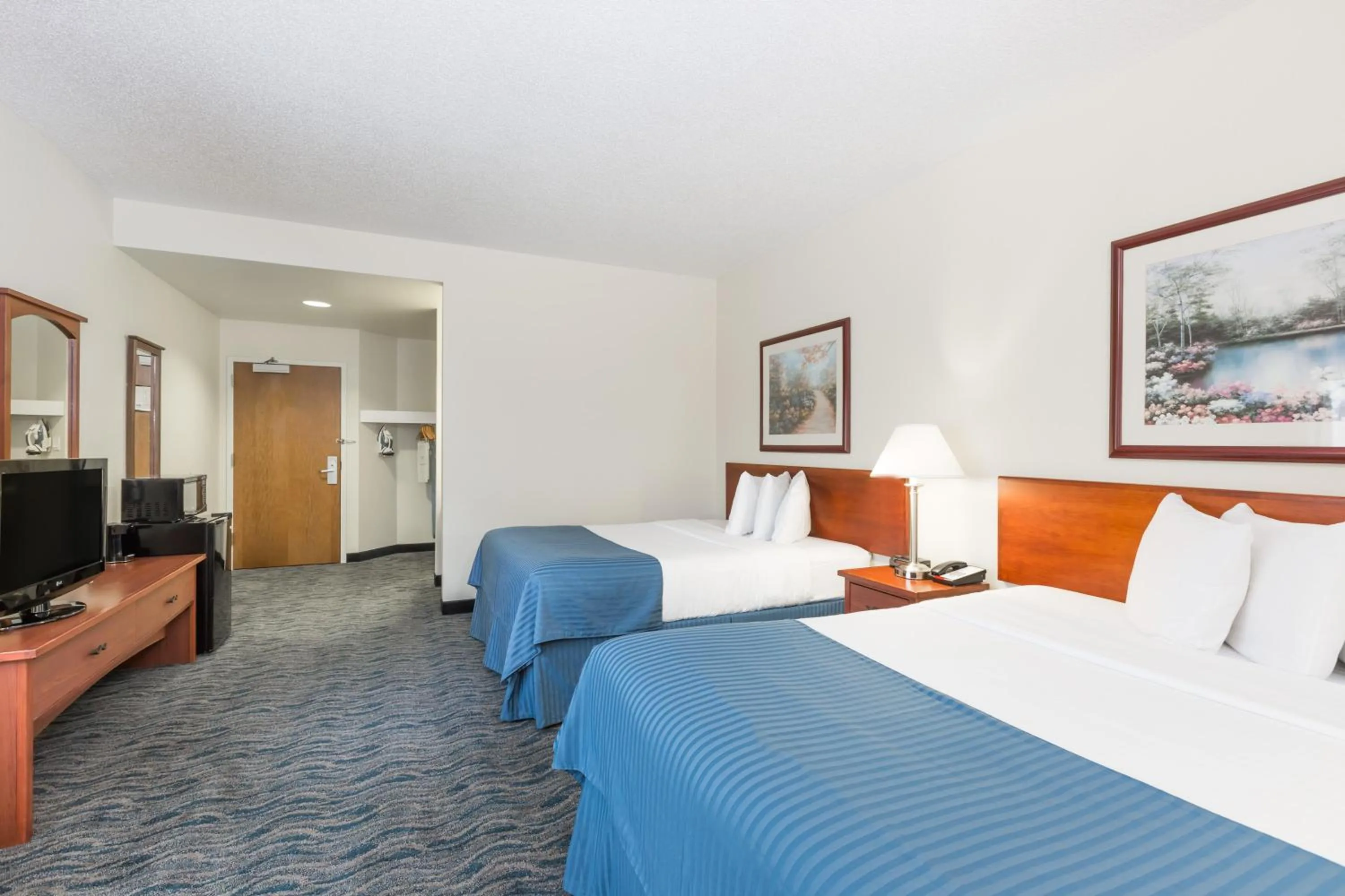 TV and multimedia, Bed in Baymont by Wyndham Des Moines Airport
