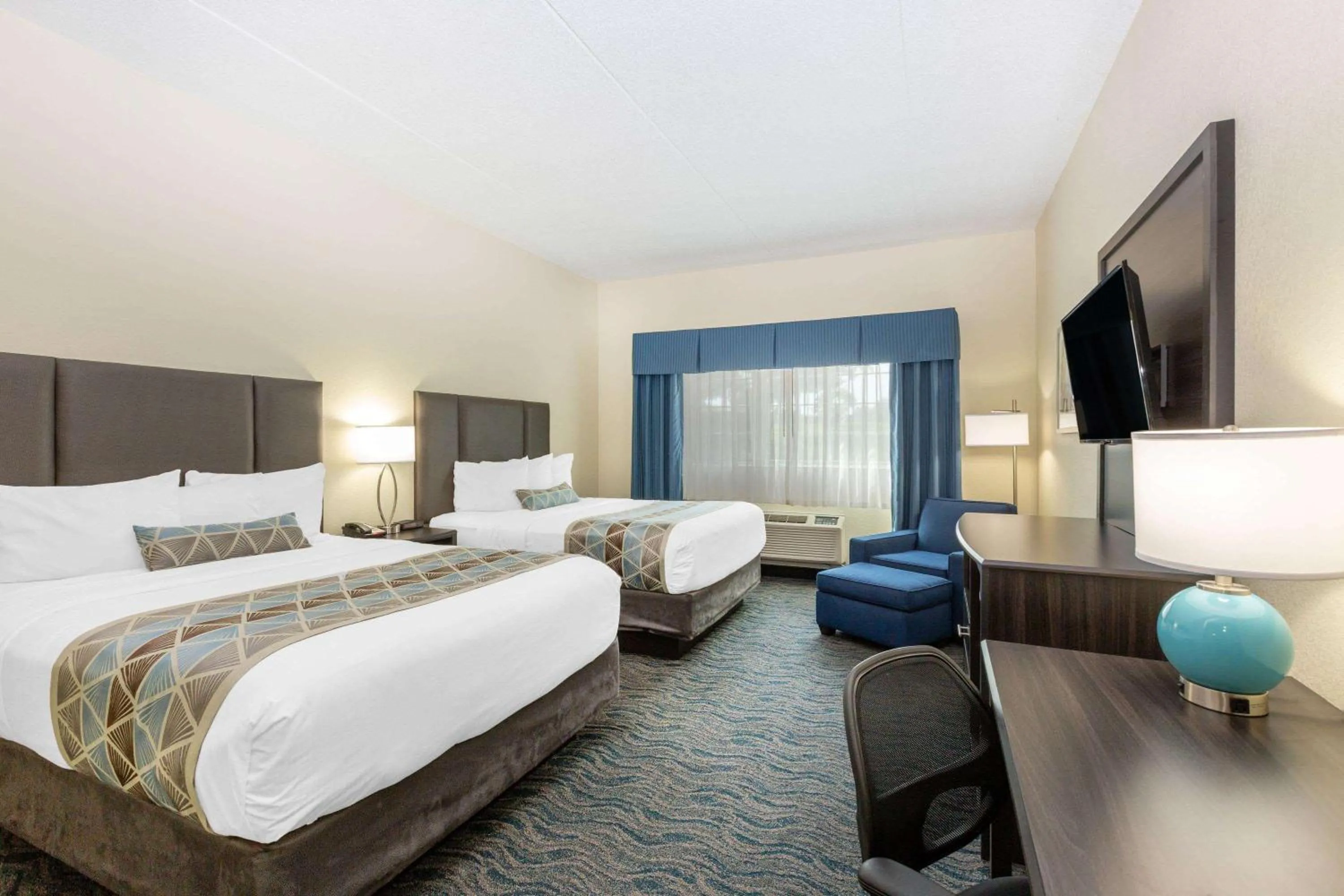 Photo of the whole room, Bed in Baymont by Wyndham Des Moines Airport