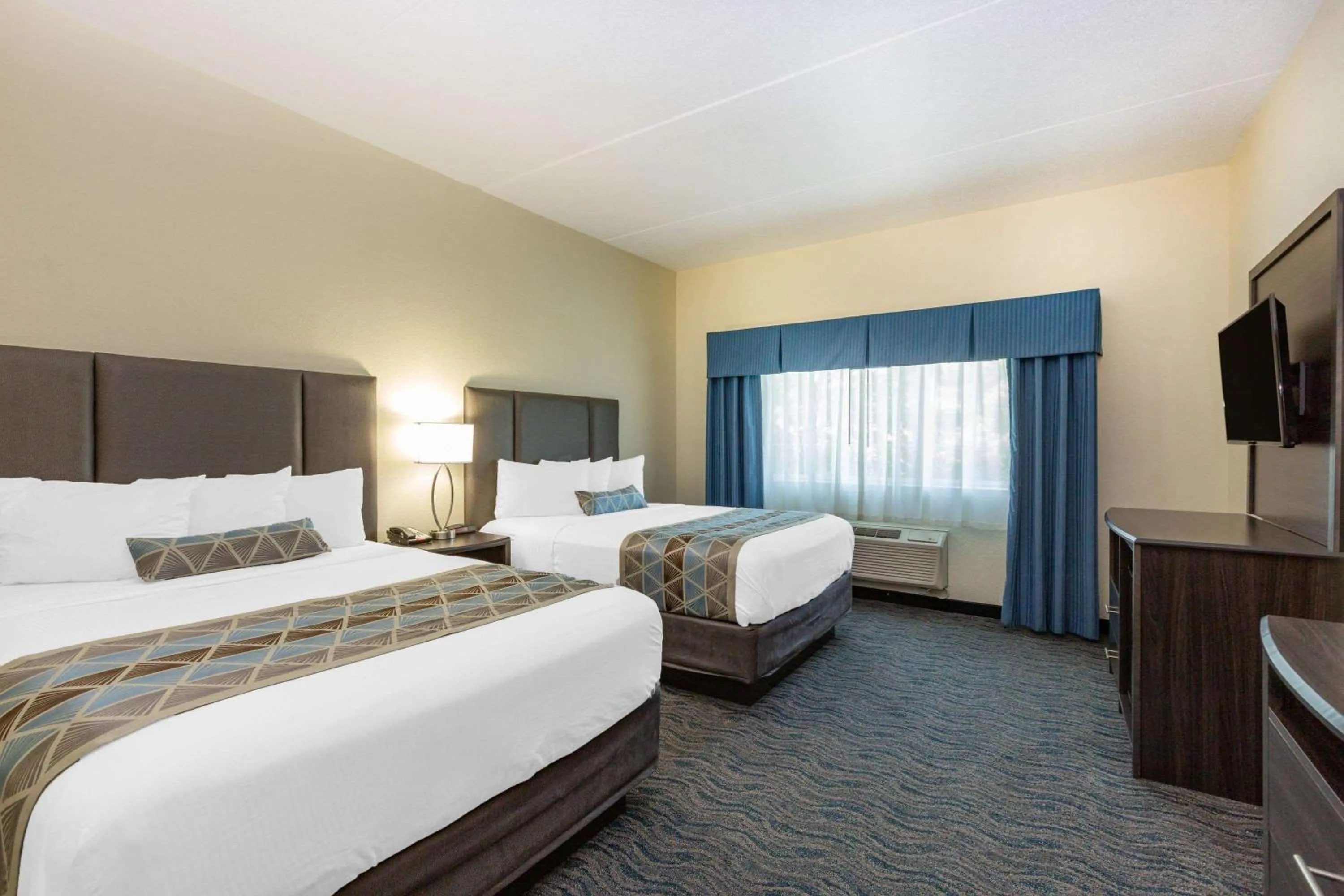 Photo of the whole room, Bed in Baymont by Wyndham Des Moines Airport