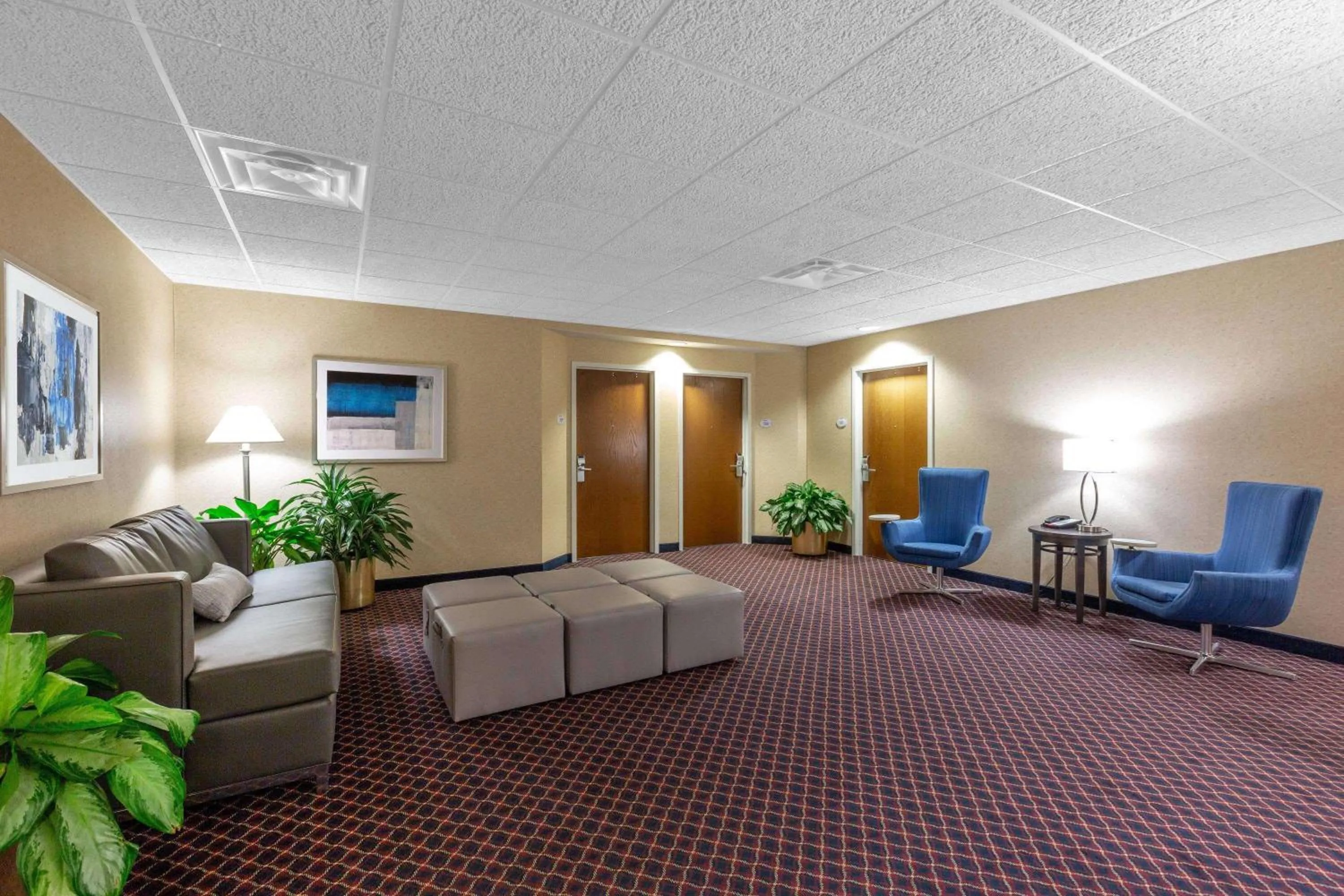 Lobby or reception in Baymont by Wyndham Des Moines Airport