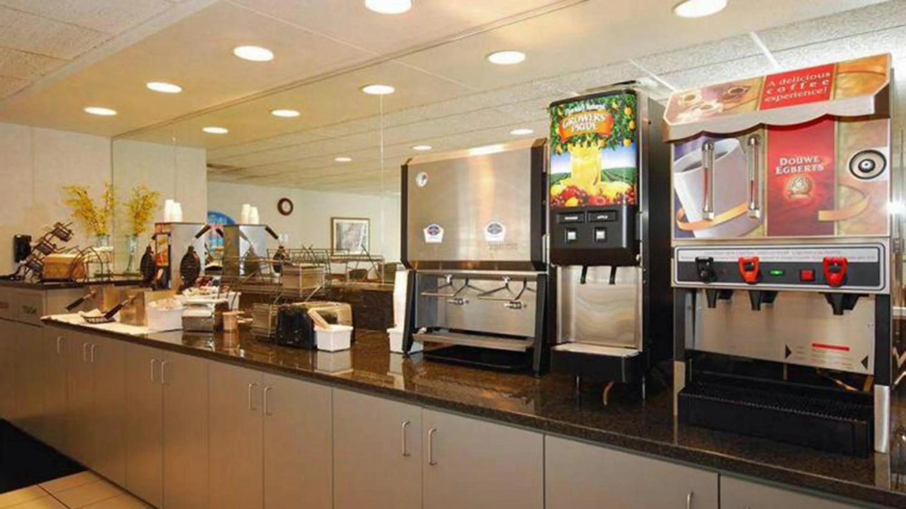 Dining area in Baymont by Wyndham Des Moines Airport