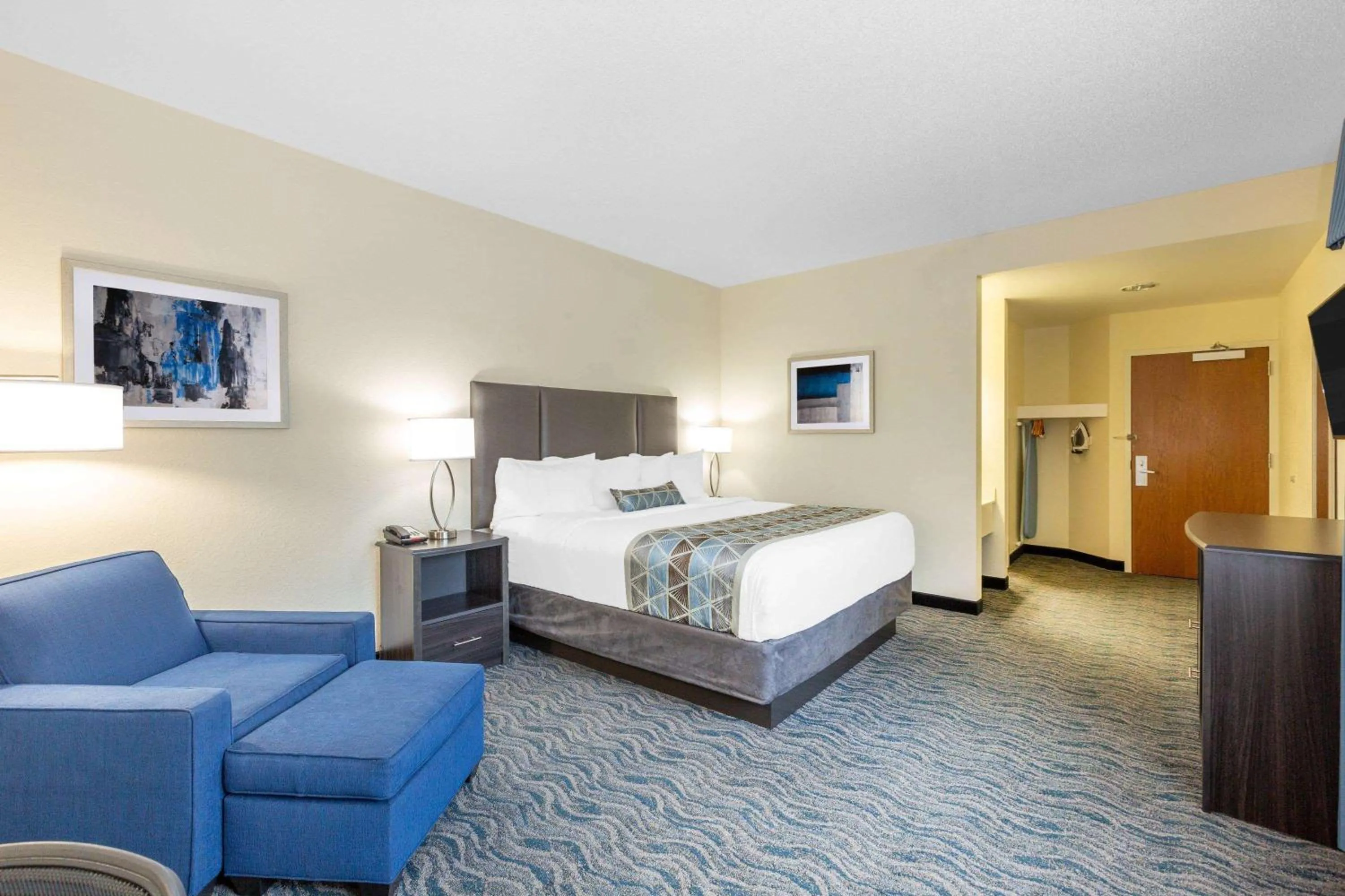 Photo of the whole room, Bed in Baymont by Wyndham Des Moines Airport