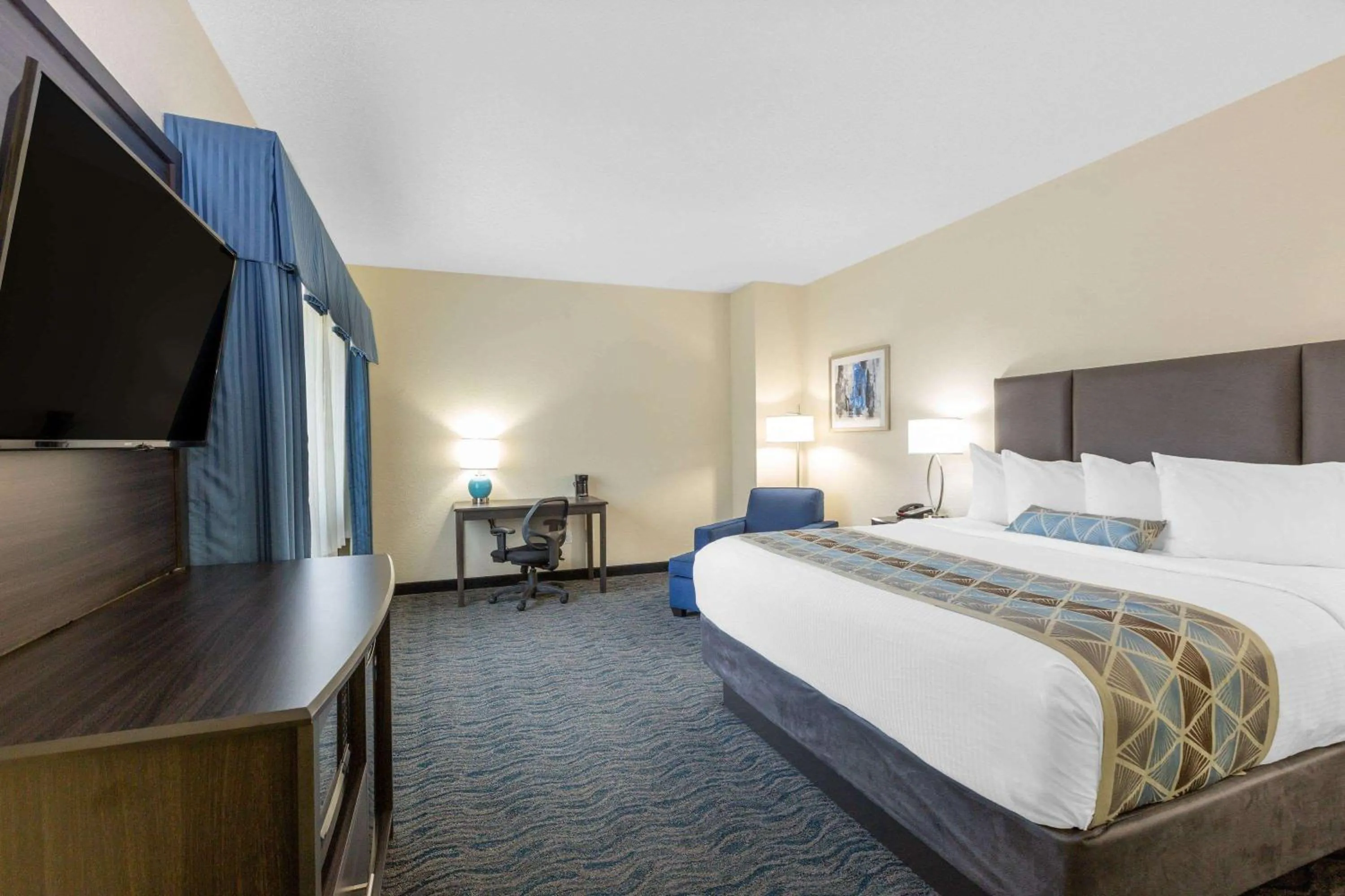 Photo of the whole room, Bed in Baymont by Wyndham Des Moines Airport