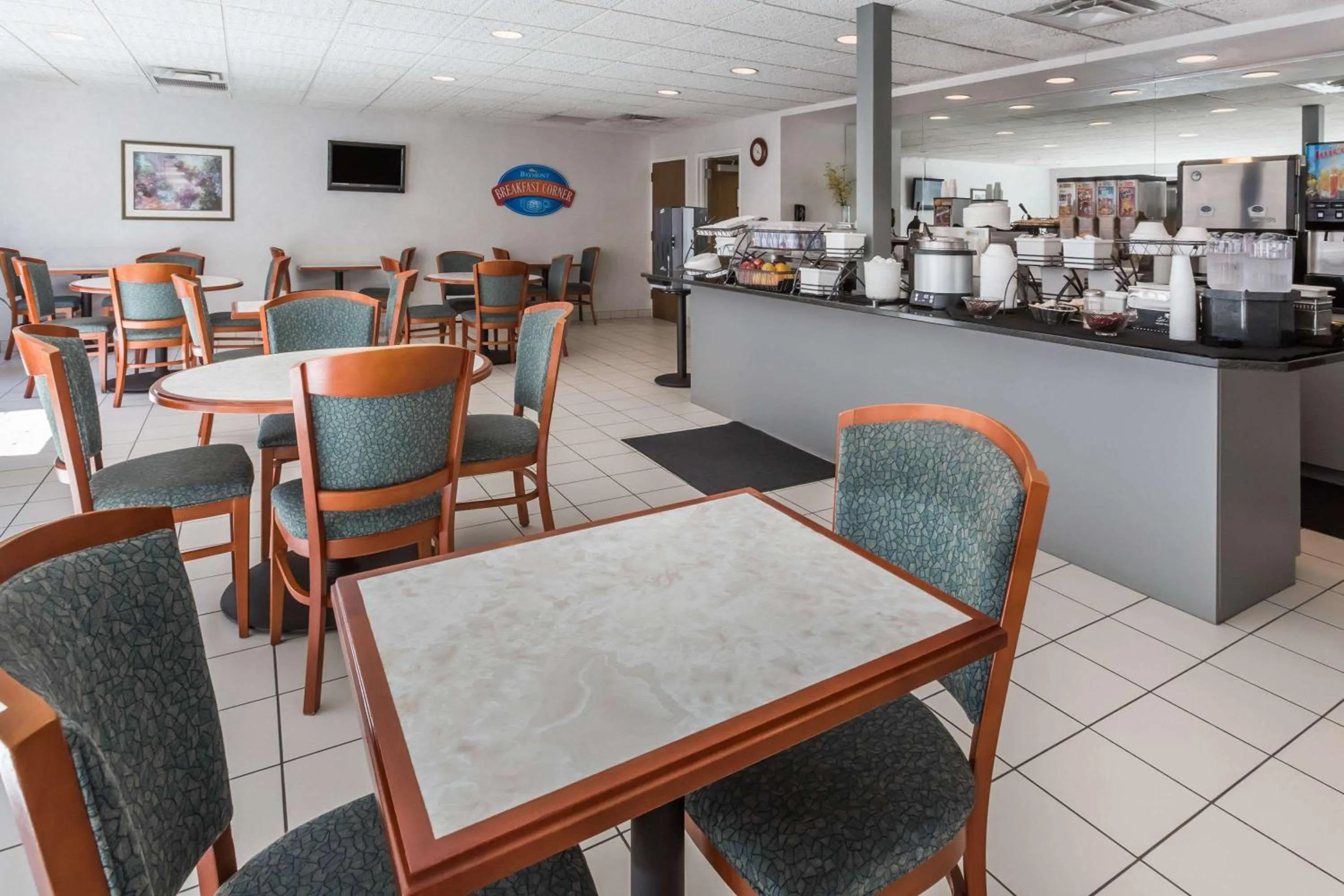 Restaurant/places to eat in Baymont by Wyndham Des Moines Airport