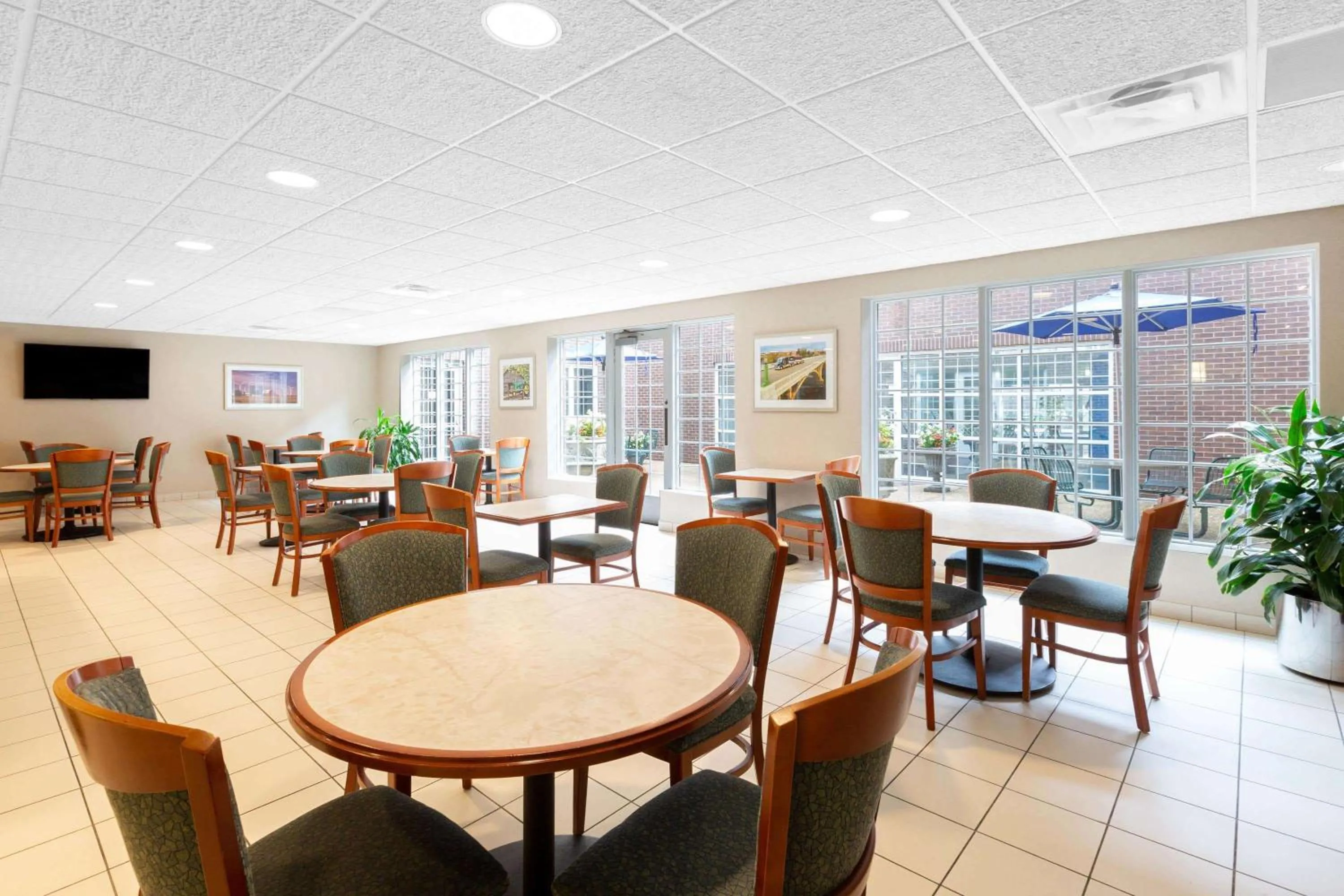 Restaurant/places to eat in Baymont by Wyndham Des Moines Airport