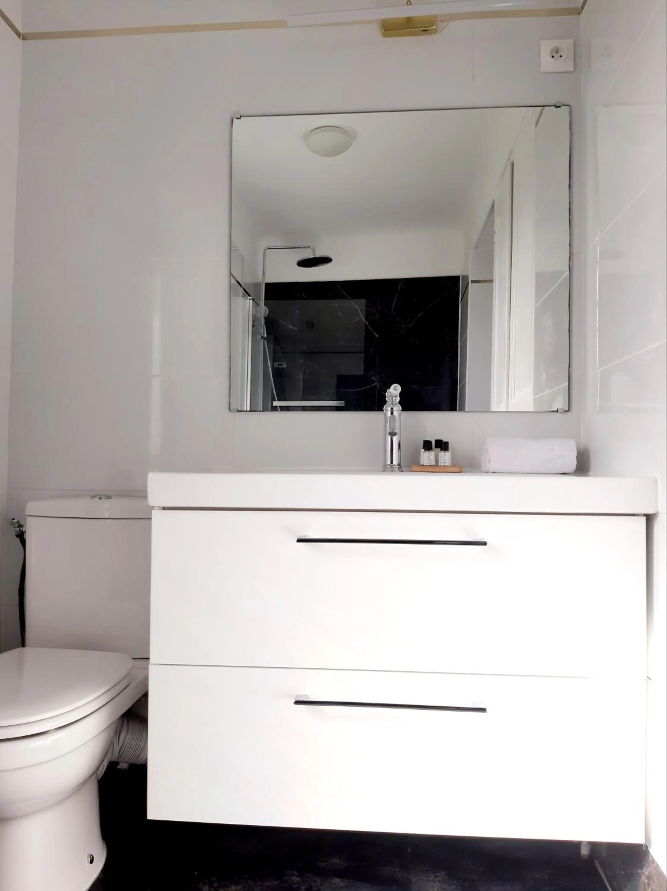 Bathroom in Saint Charles Hôtel & Coliving Biarritz