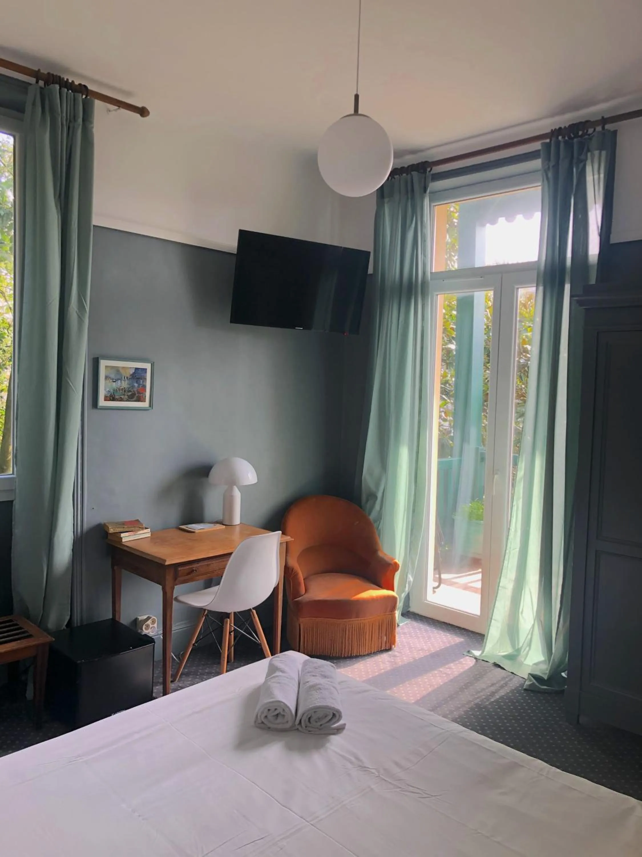 Seating area, Bed in Saint Charles Hôtel & Coliving Biarritz