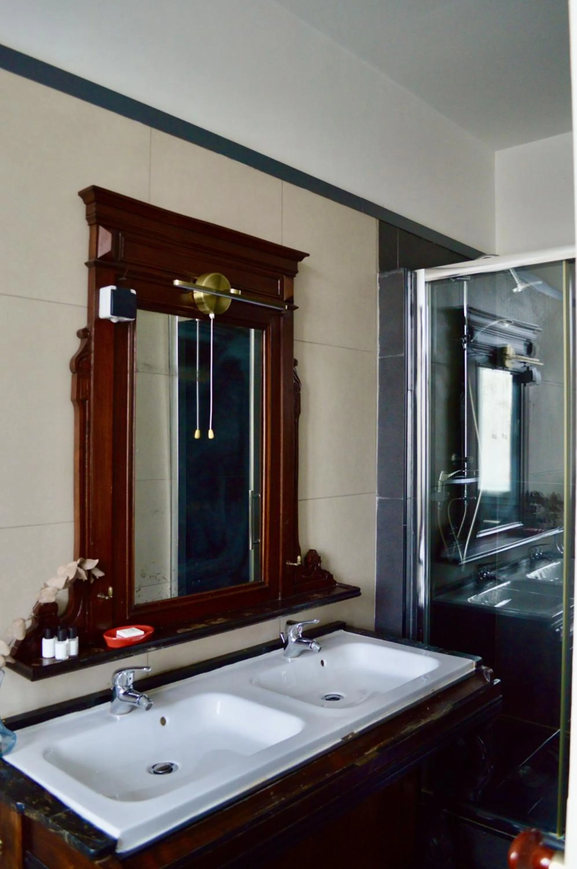 Bathroom in Saint Charles Hôtel & Coliving Biarritz