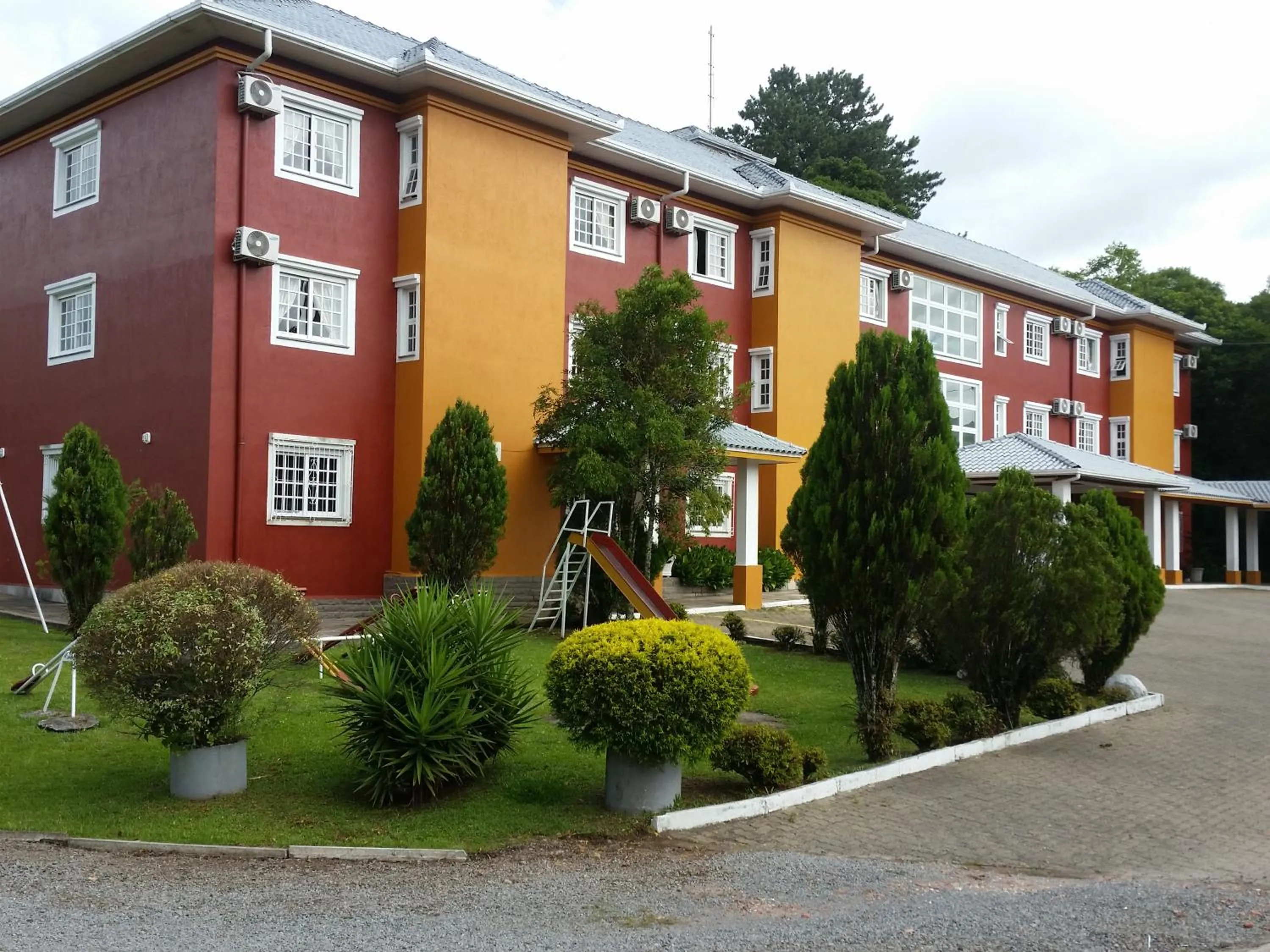 Property building in Hotel Galo Vermelho