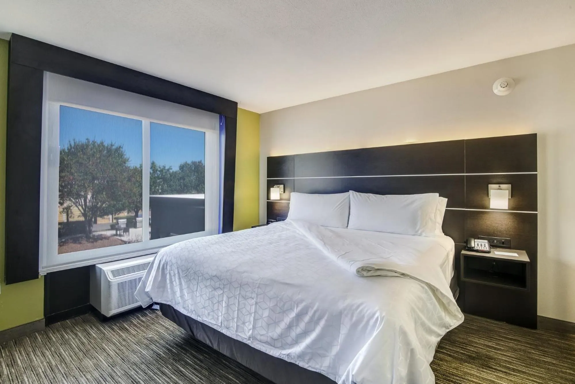 Bed in Holiday Inn Express & Suites Longview North by IHG