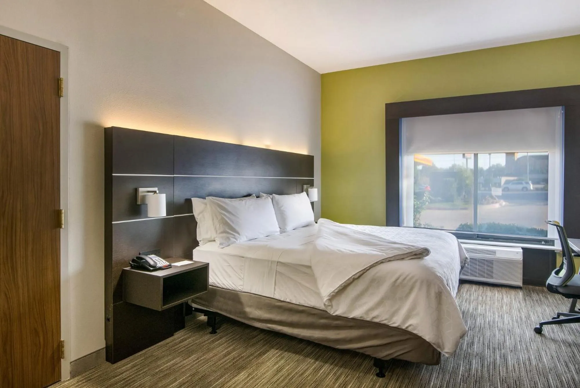 Bed in Holiday Inn Express & Suites Longview North by IHG