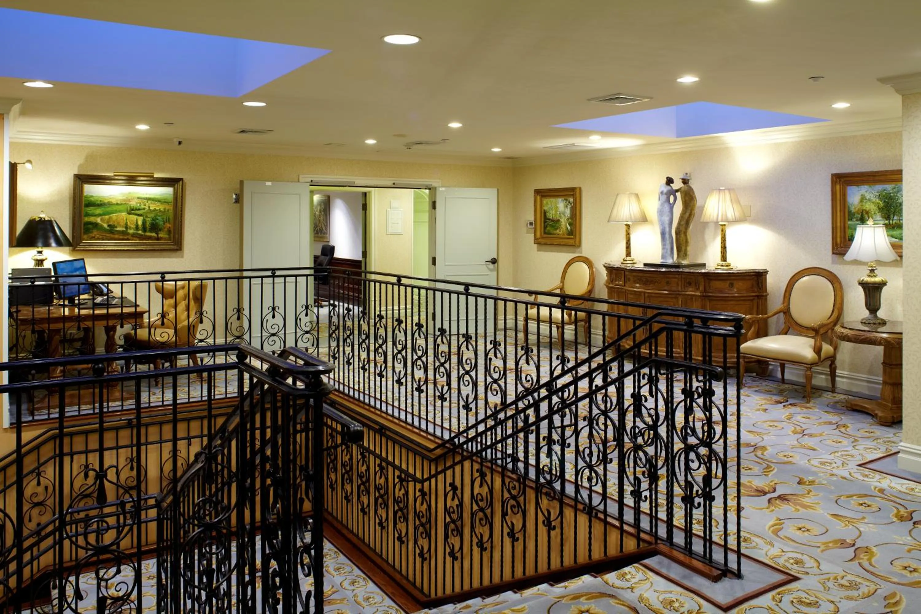 Seating area in Delamar Greenwich Harbor