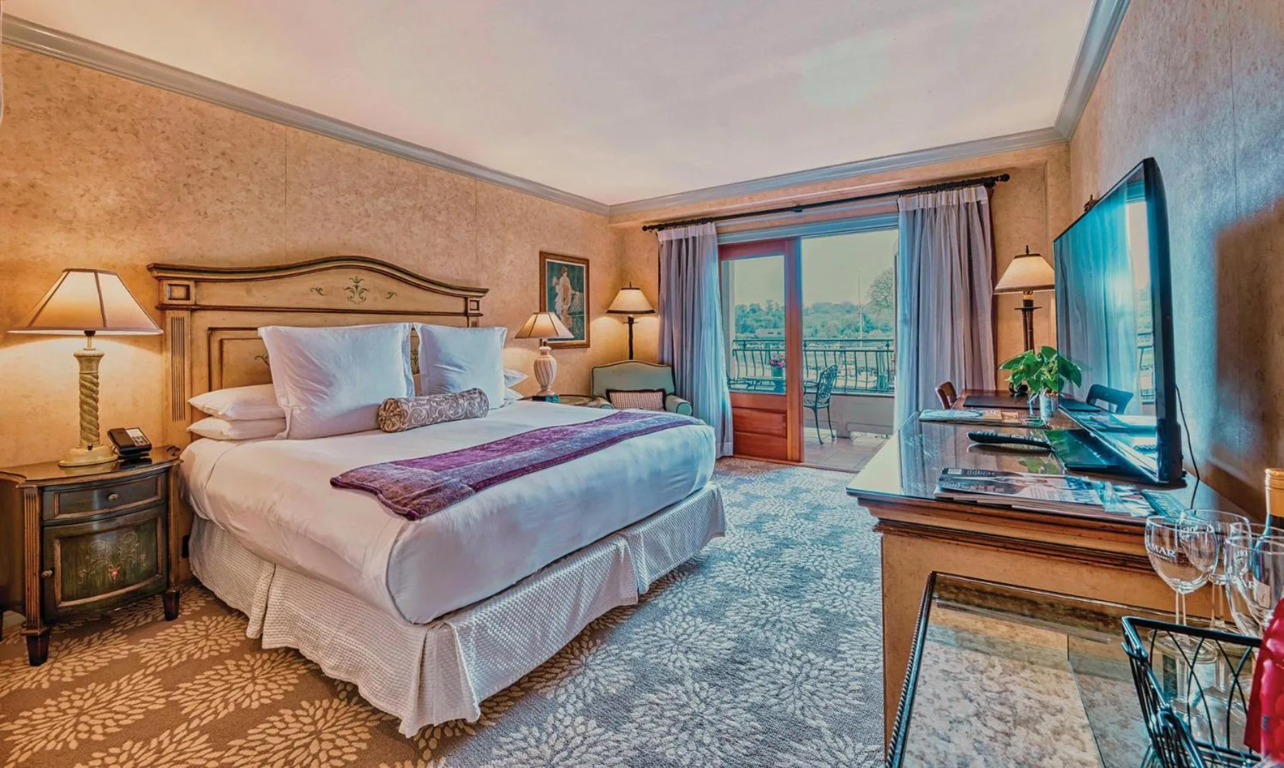 Bed in Delamar Greenwich Harbor