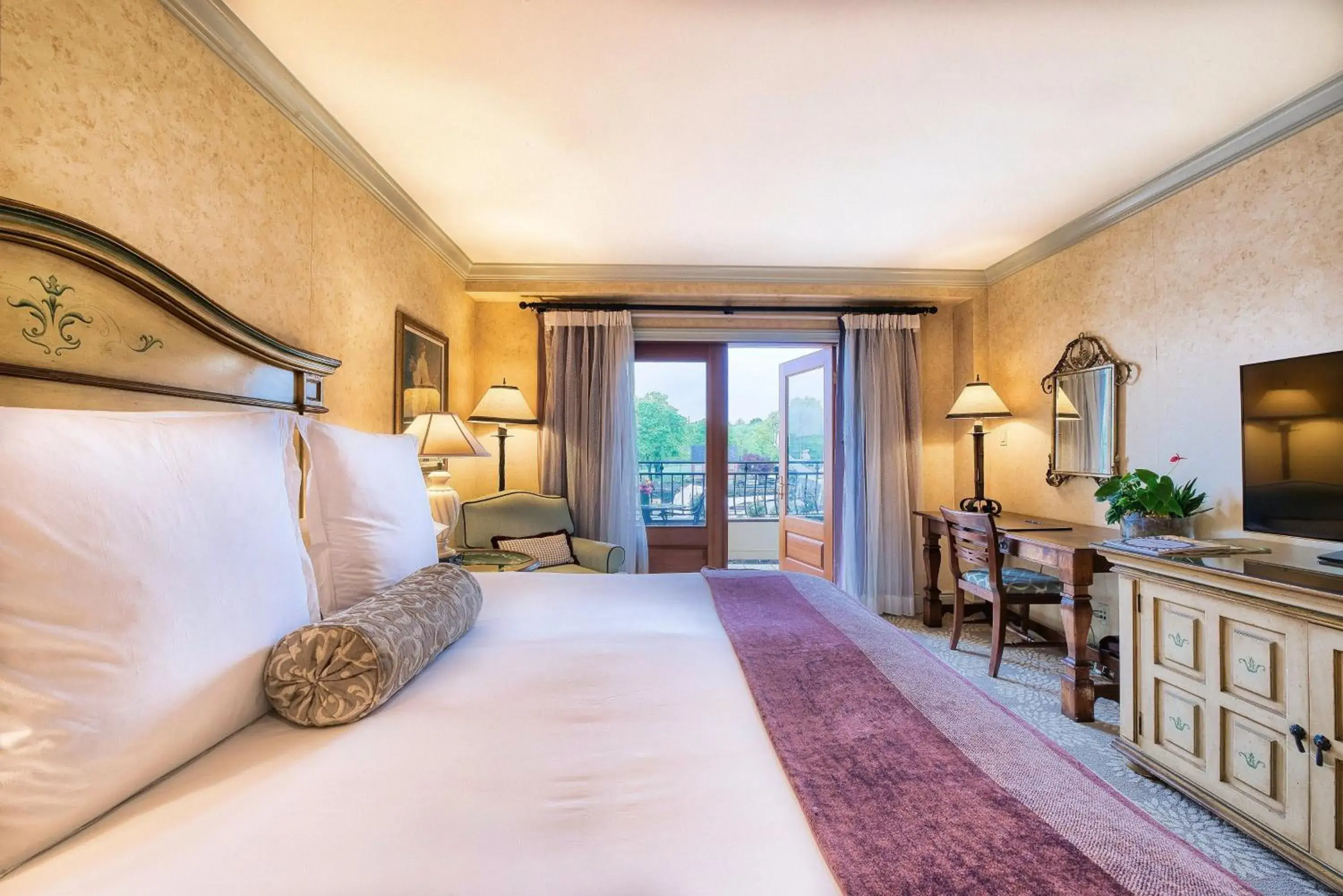 King Room with Balcony in Delamar Greenwich Harbor King Room with Balcony in Delamar Greenwich Harbor