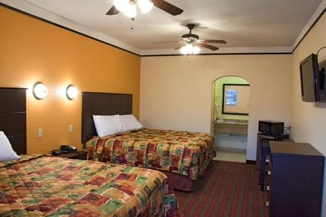 Photo of the whole room, Bed in Guest Inn San Benito/Harlingen