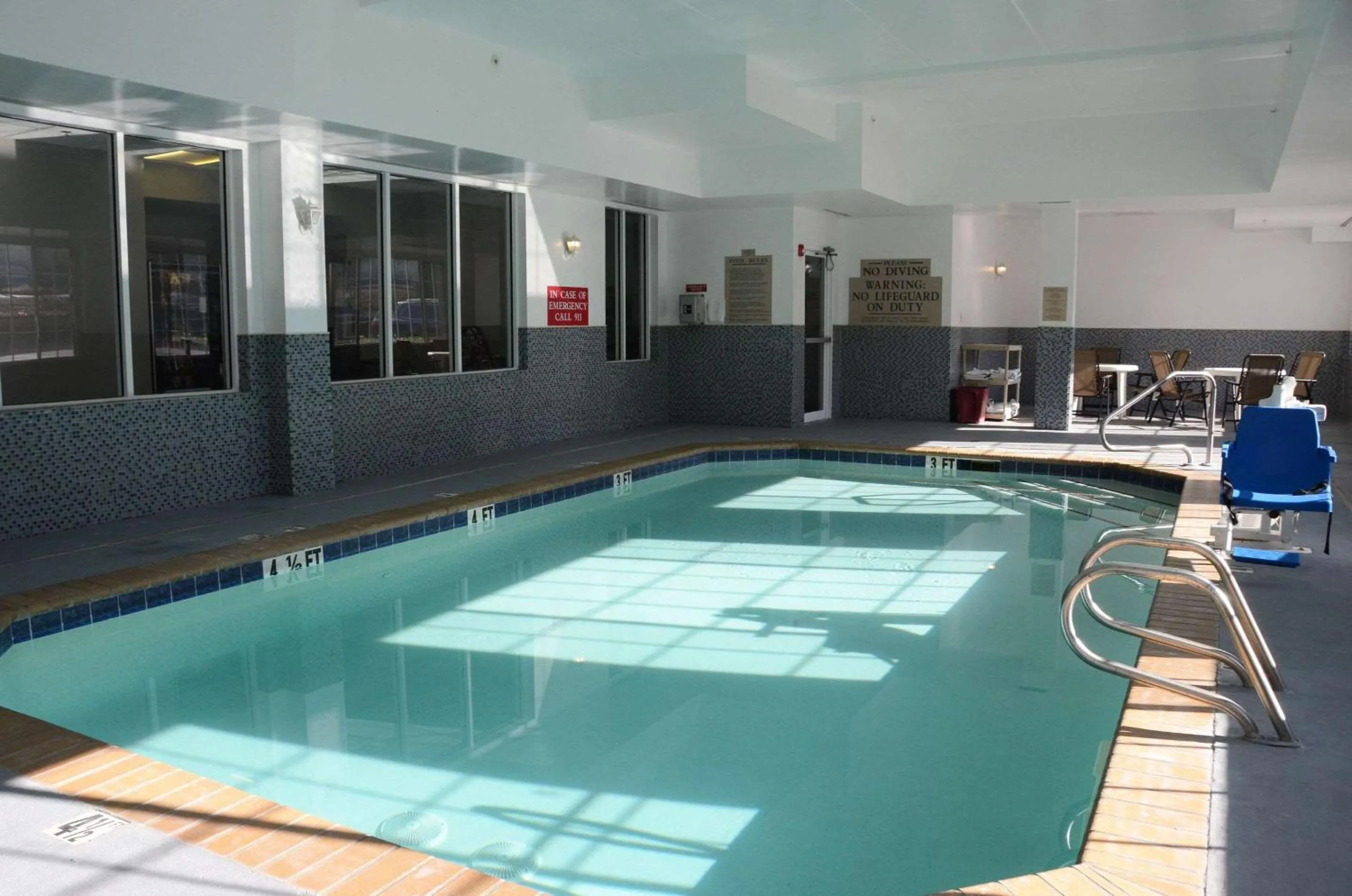 Swimming pool in Country Inn & Suites by Radisson, Buford at Mall of Georgia, GA