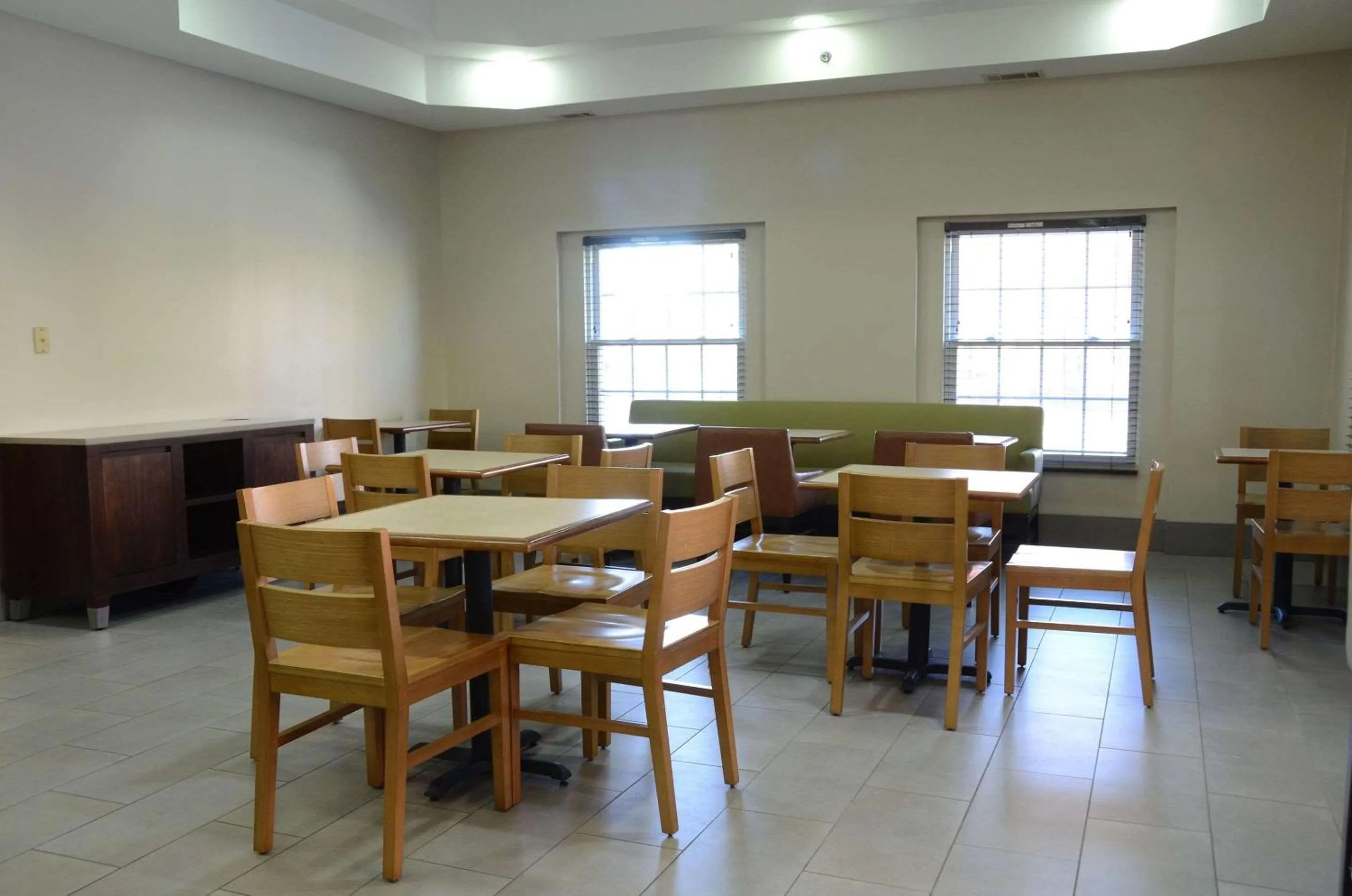 Breakfast in Country Inn & Suites by Radisson, Buford at Mall of Georgia, GA