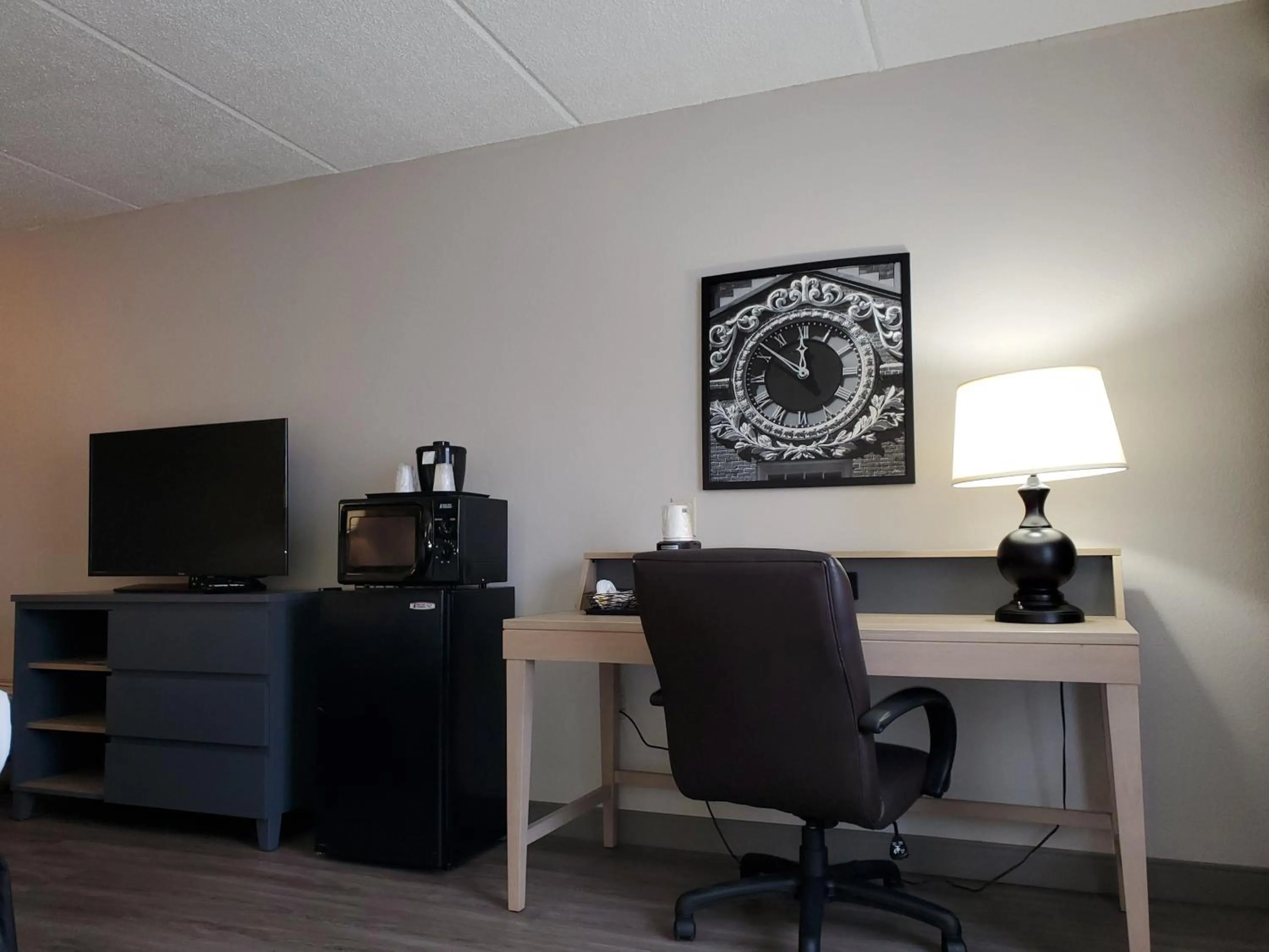 TV and multimedia in Country Inn & Suites by Radisson, Buford at Mall of Georgia, GA