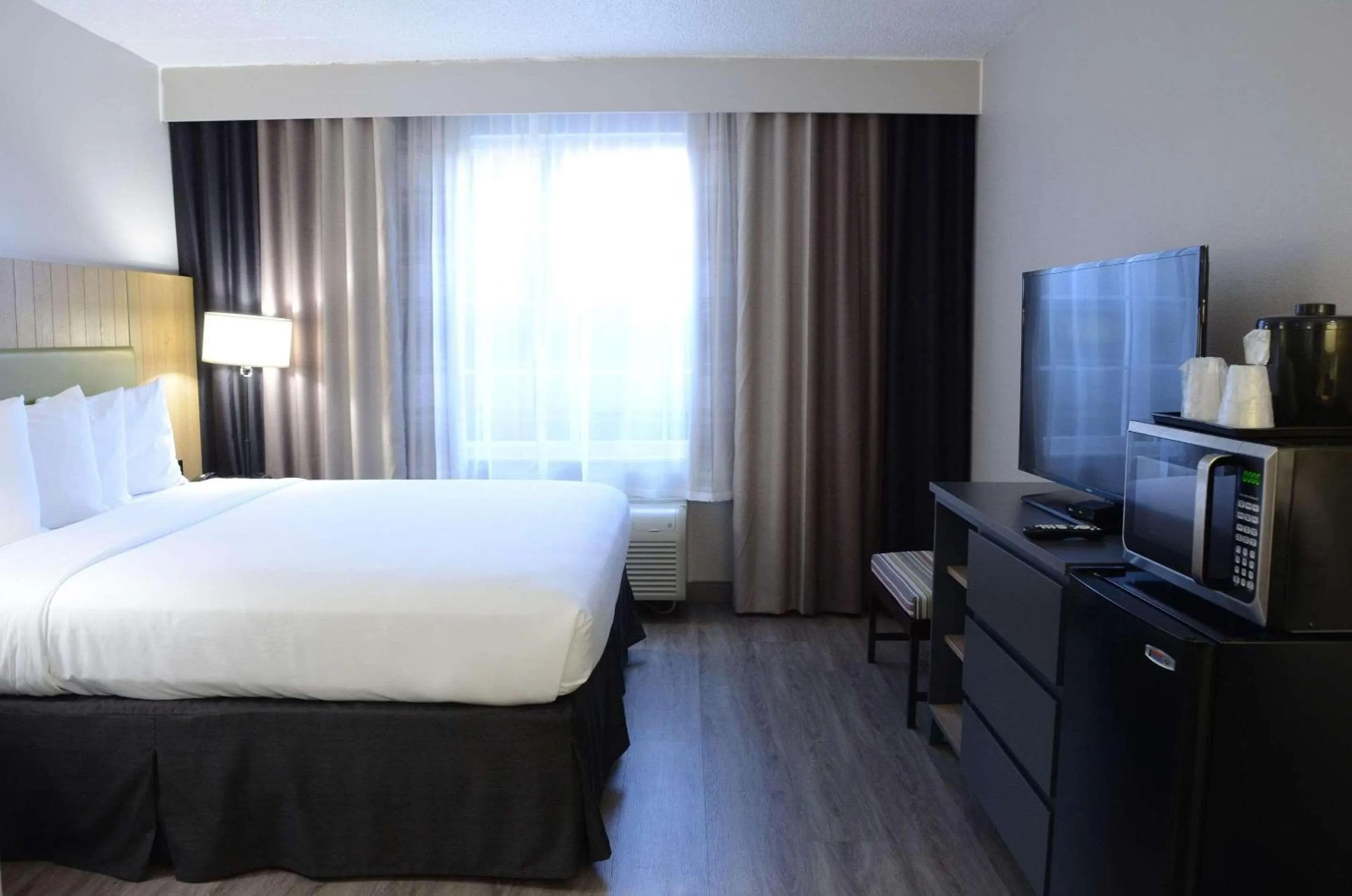 Bedroom, Bed in Country Inn & Suites by Radisson, Buford at Mall of Georgia, GA