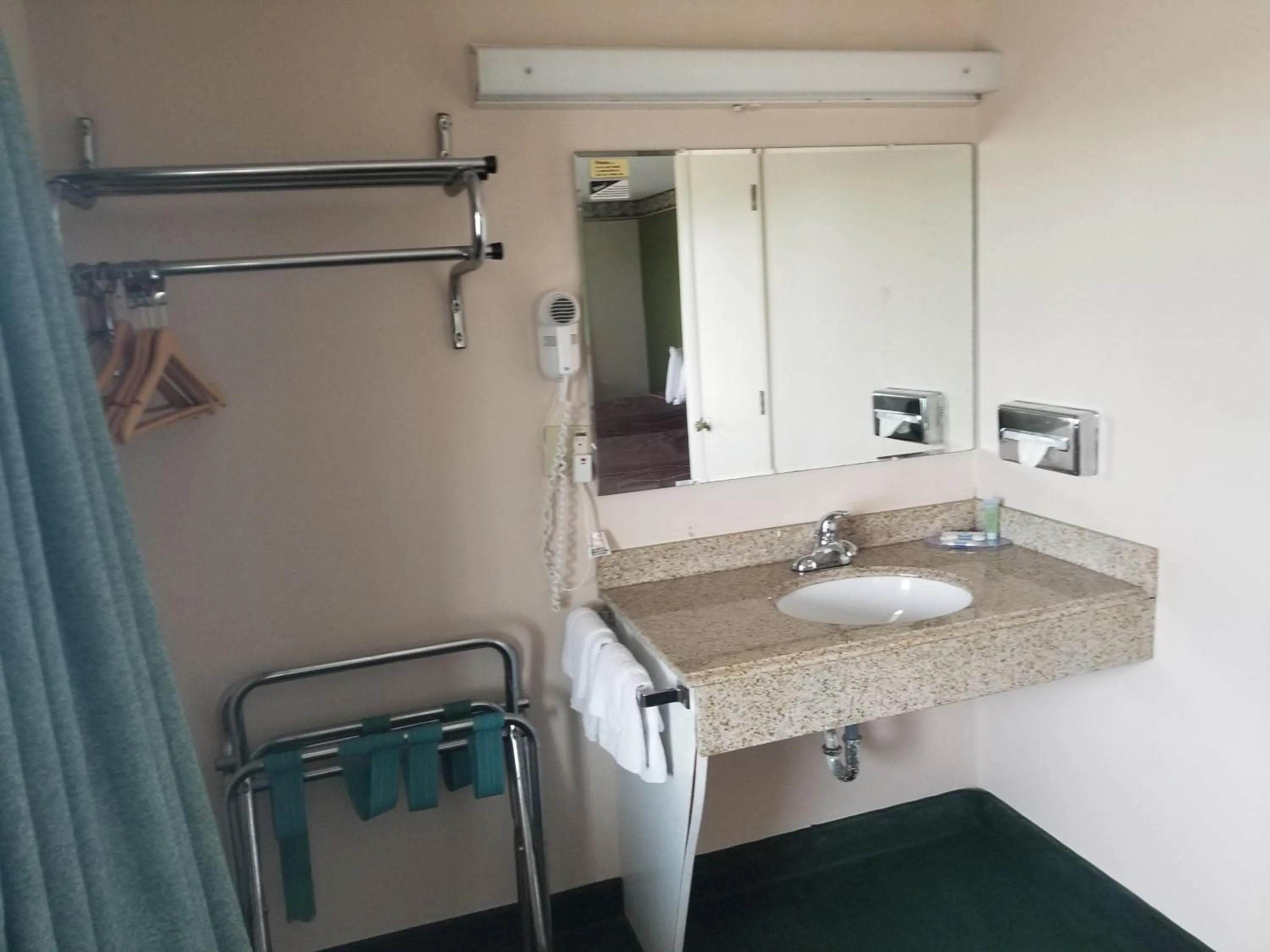 Bathroom in Eldon Inn