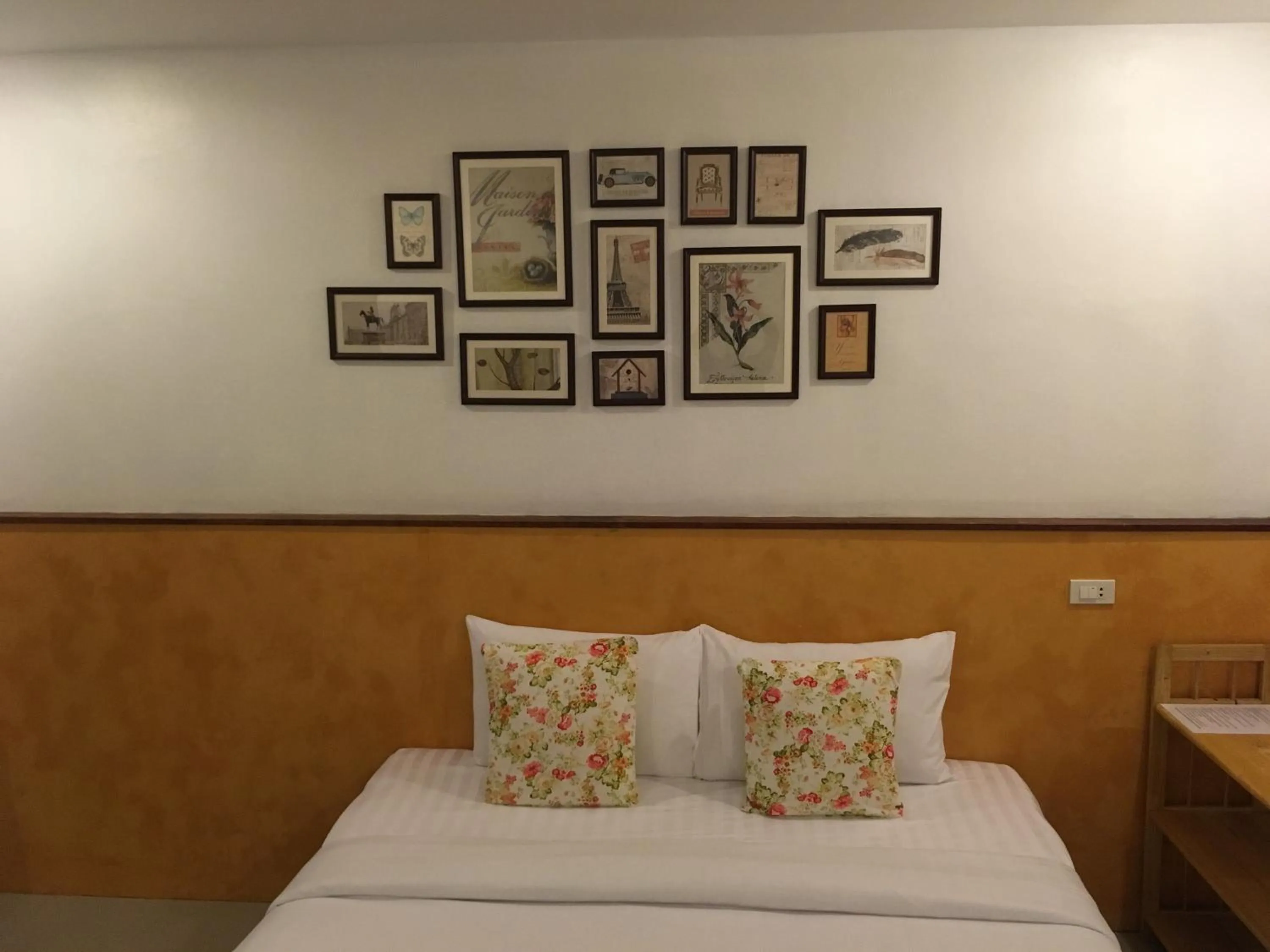 Photo of the whole room, Bed in Benjamin's Hut