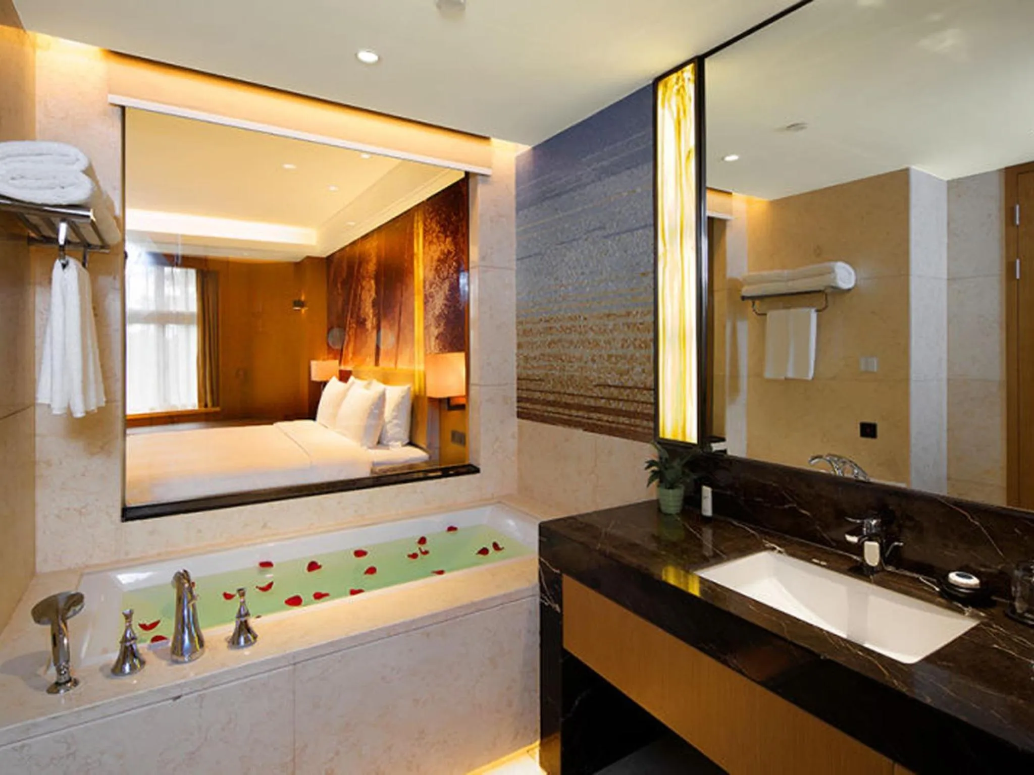 Bathroom, Bed in Xiamen C&D Hotel
