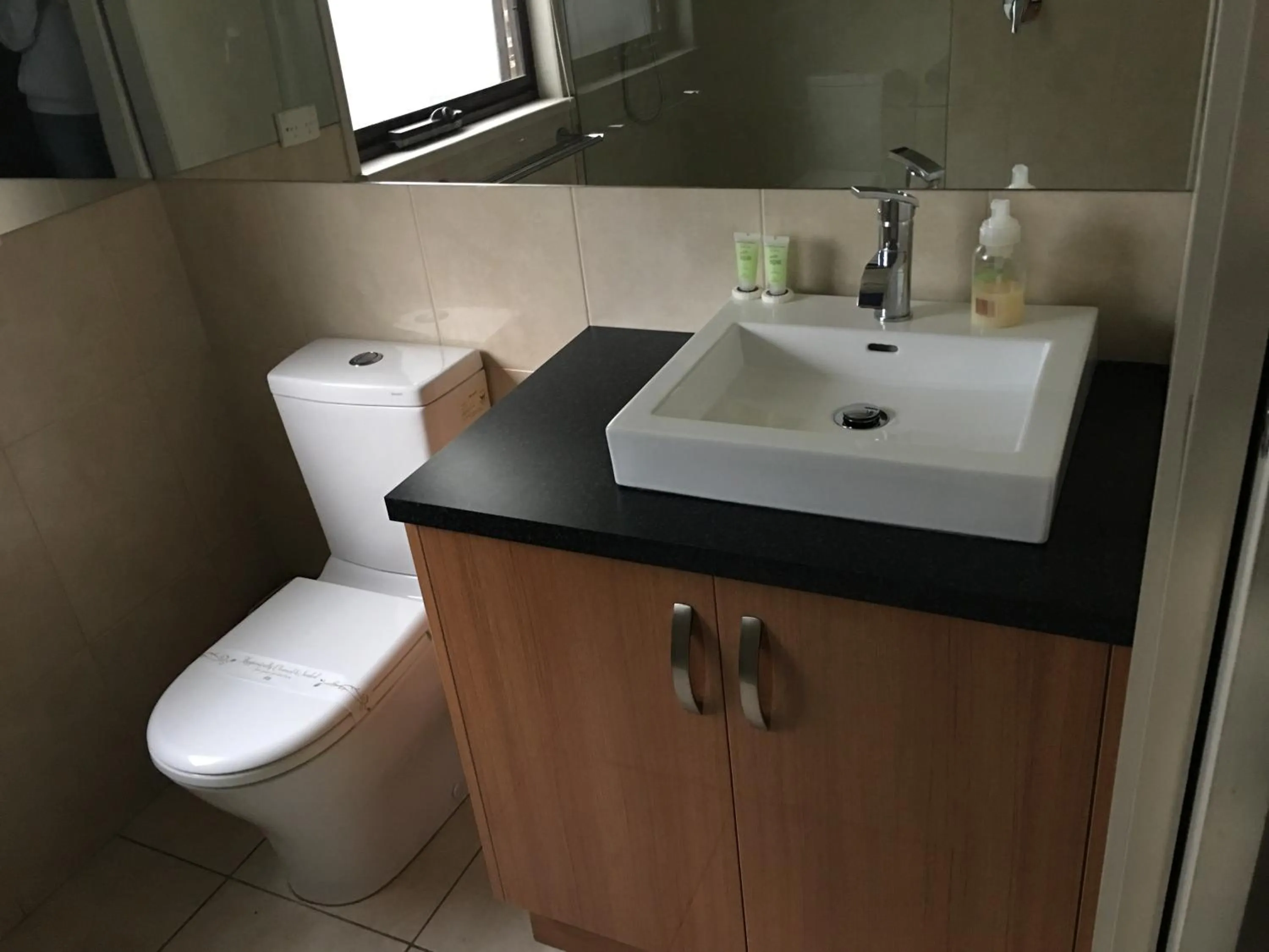 Toilet in Kickback Cottages