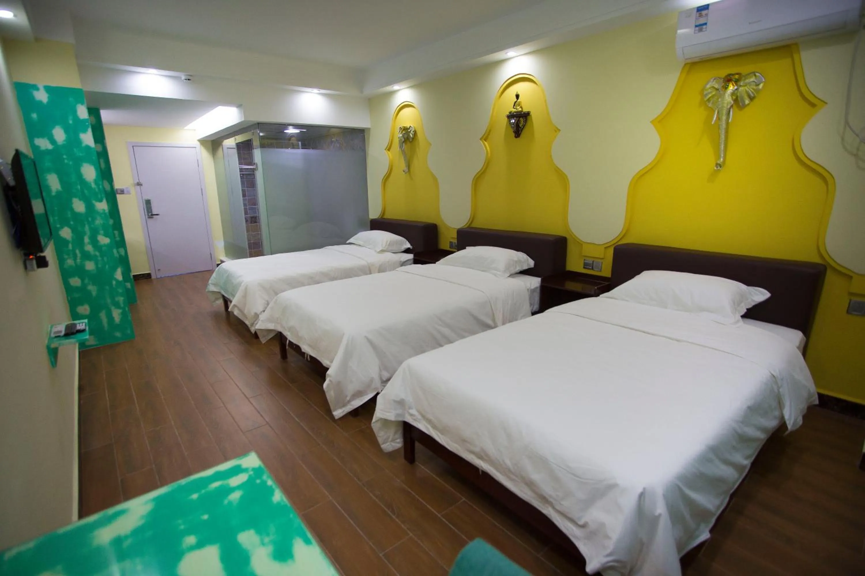 Photo of the whole room, Bed in Zhangjiajie Cat Theme Inn